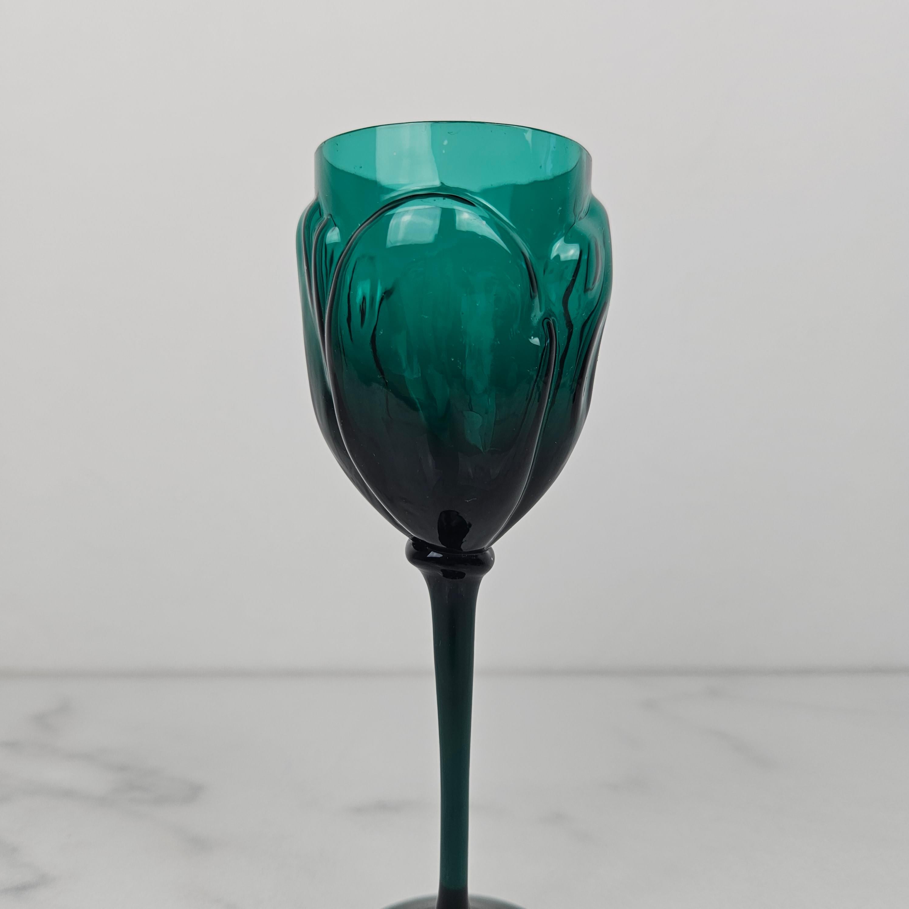 Rare Set of 5 Hand-Blown Art Deco Emerald Green Wine Glasses 1920s Floral Design In Good Condition For Sale In Oud Beijerland, NL