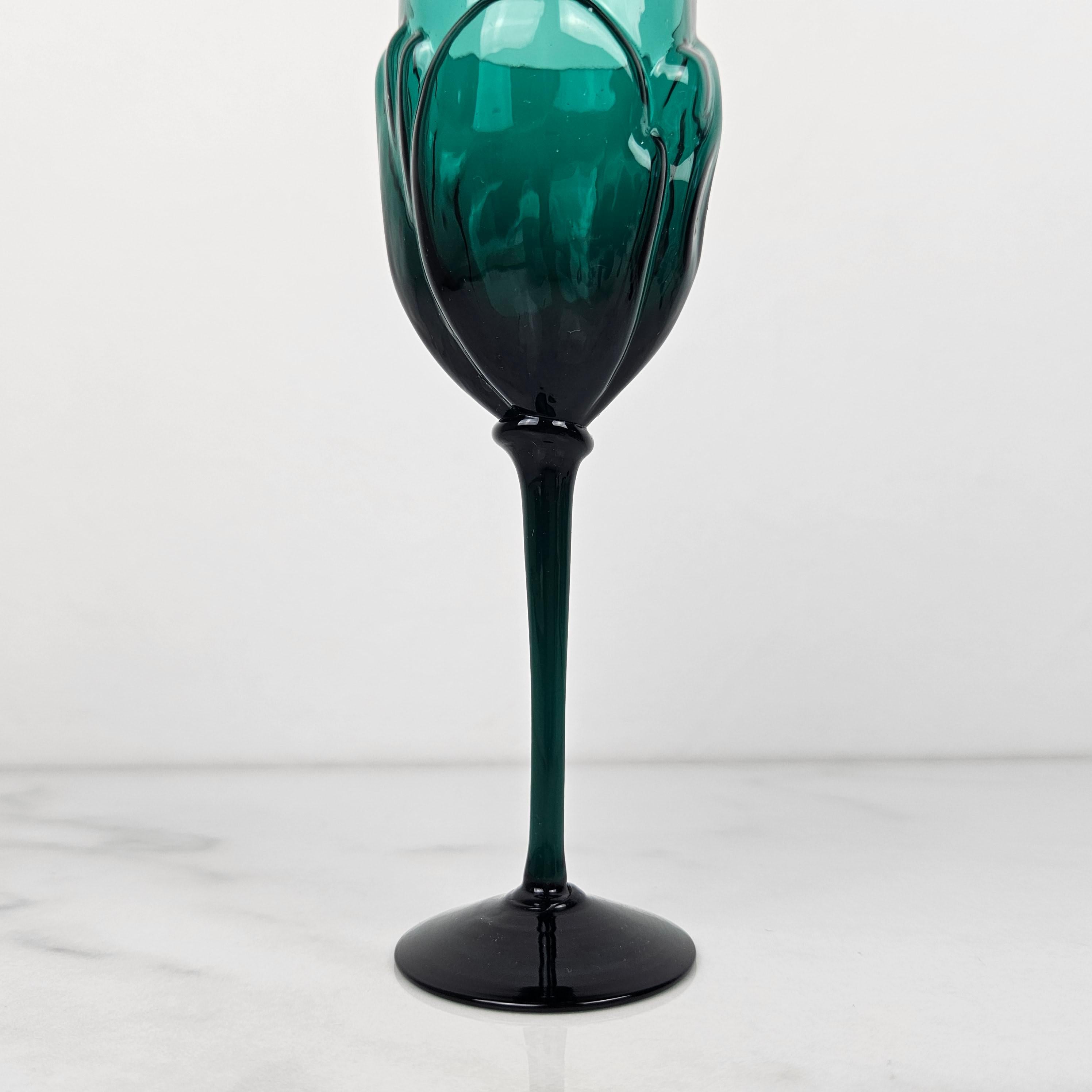 Early 20th Century Rare Set of 5 Hand-Blown Art Deco Emerald Green Wine Glasses 1920s Floral Design For Sale