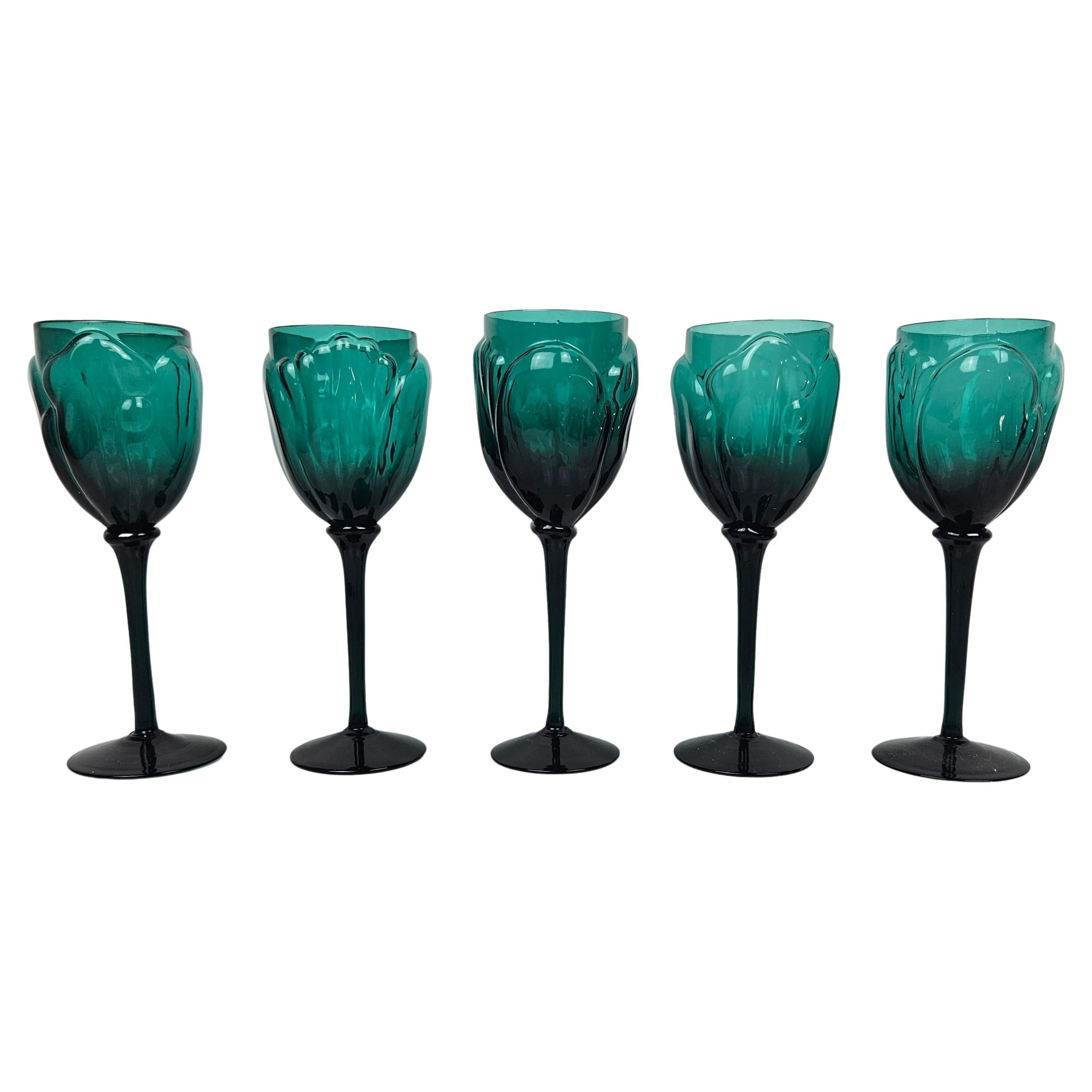 Rare Set of 5 Hand-Blown Art Deco Emerald Green Wine Glasses 1920s Floral Design For Sale