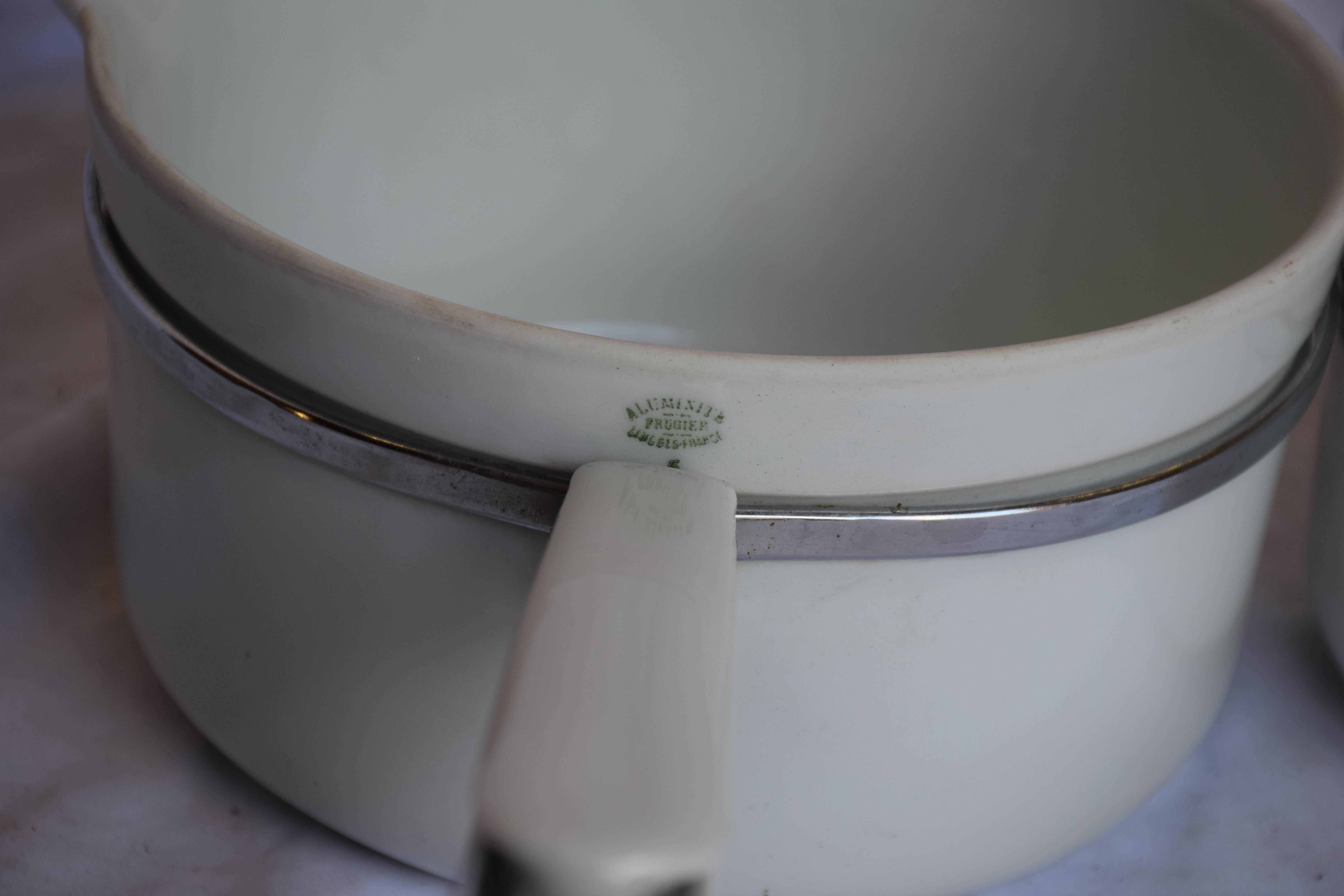 Rare ensemble de 5 pots Frugier Limoges France estampillés Aluminite Bon état à Houston, TX