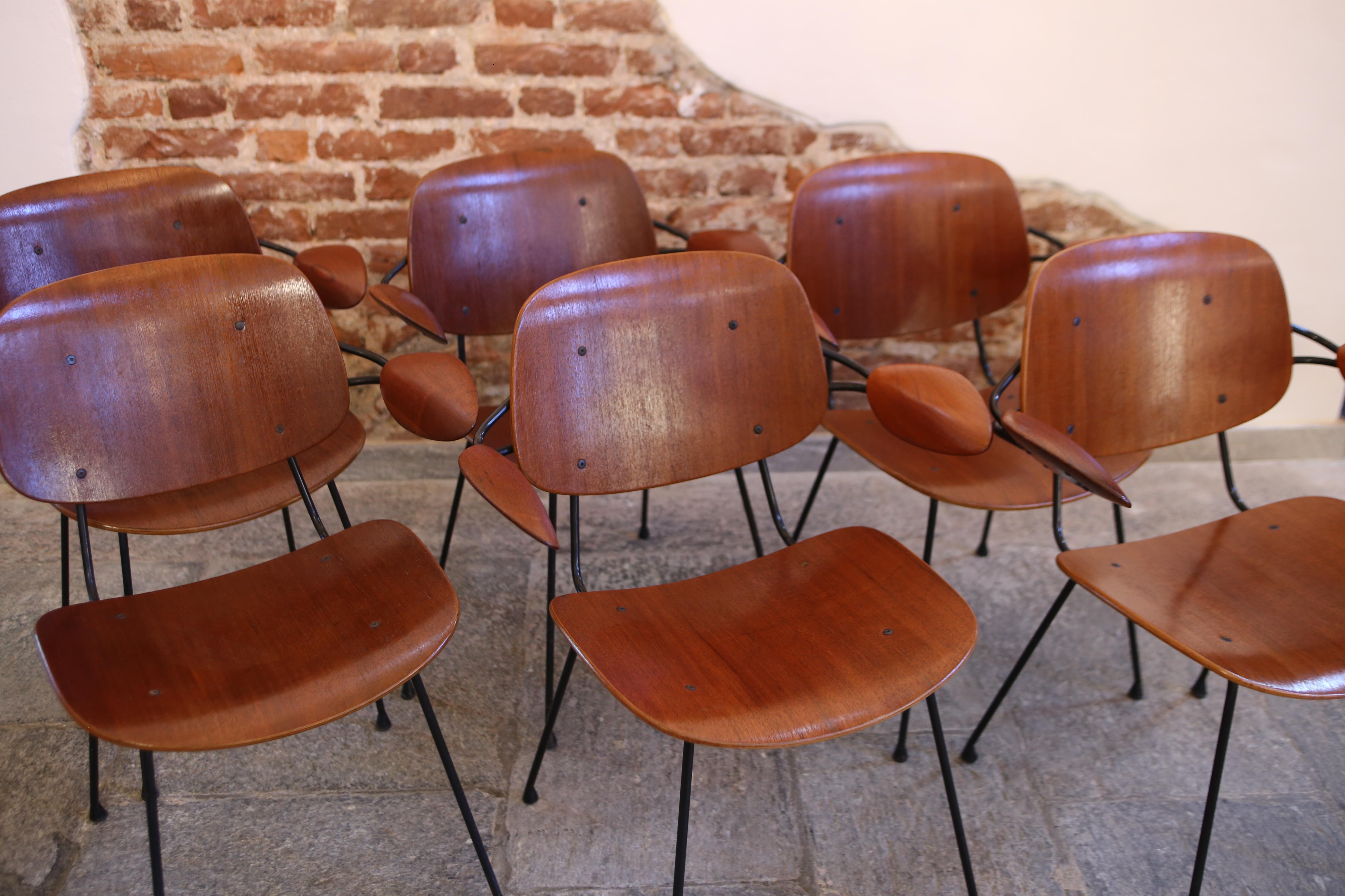 Rare set of 6 armchairs by Carlo Hauner for Forma Italia from the 1950s.
these armchairs in curved wood veneered with mahogany, produced by the Brescia-based company Forma.
The armrests are made of carved mahogany wood which give these armchairs a
