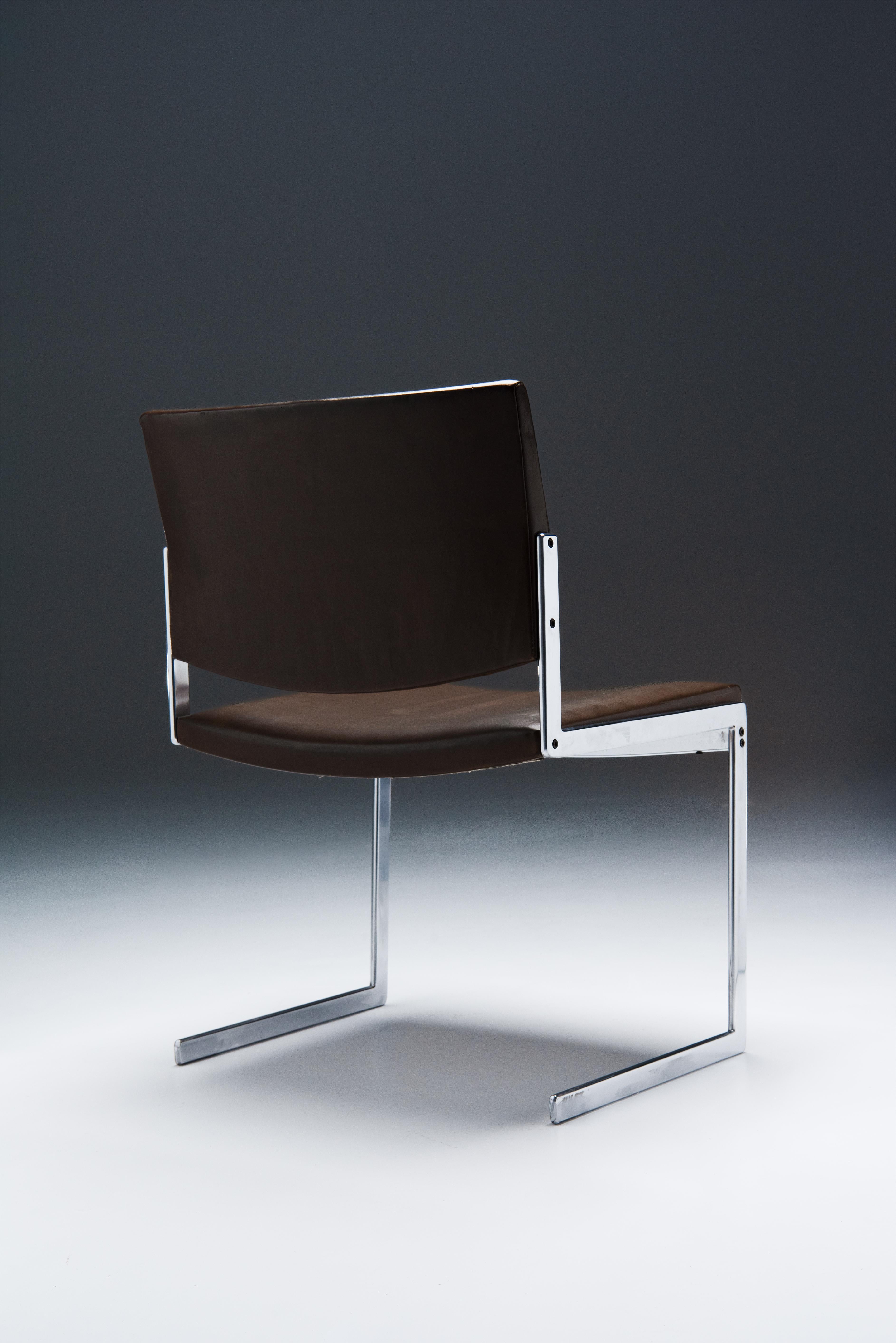 The chair model 'JK 770' was designed by Jørgen Kastholm in 1969. These chairs were part of a series of very luxurious office furniture produced by Kill International of Fellbach, Germany.
The seats and backs are upholstered in dark brown natural