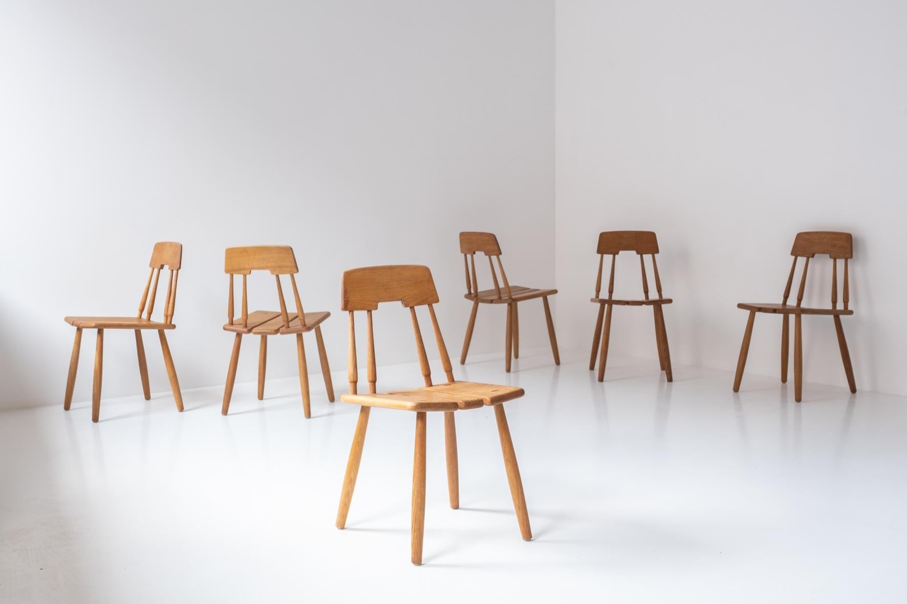 Schöner Satz von 6 Esszimmerstühlen von Carl-Gustav Boulogner für AB Bröderna Wigells Stolfabrik, Schweden 1960er Jahre. Diese Stühle sind aus massivem Eichenholz gefertigt und befinden sich in einem sehr guten Originalzustand. Ein Sammlerstück.