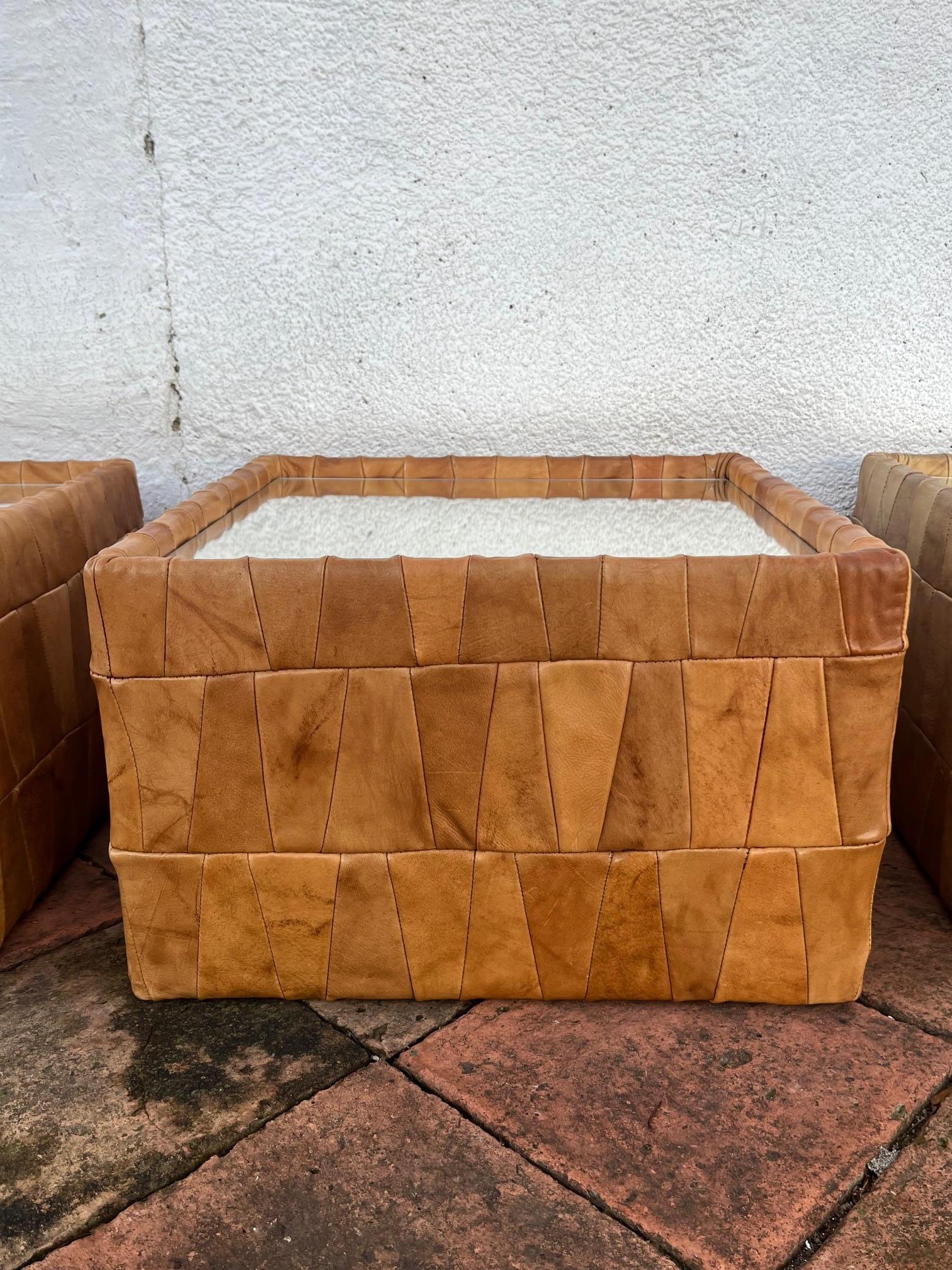 Rare set of 6 leather square tables, by De Sede, 1970's In Good Condition For Sale In Paris, Ile-de-France