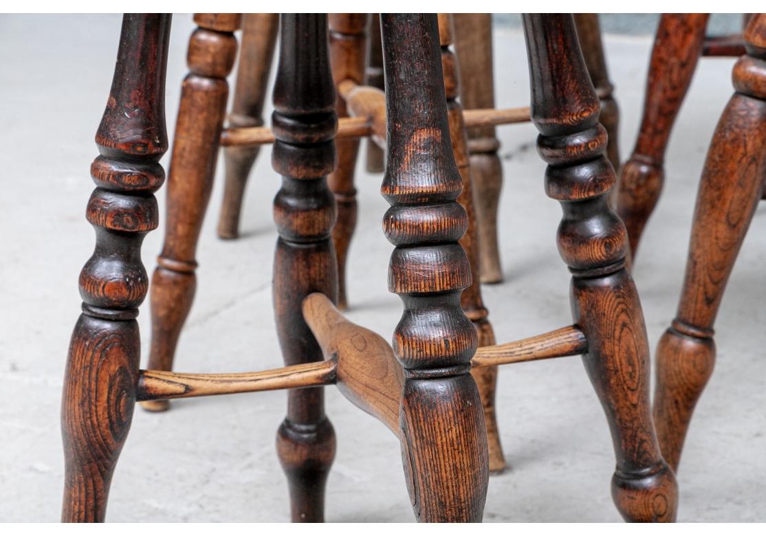 Rare ensemble de 6 tabourets de taverne anglais anciens compatibles en vente 1