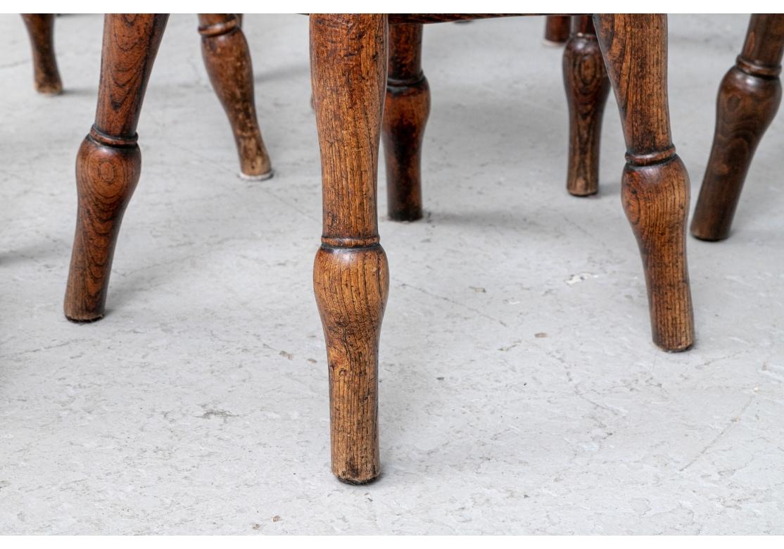 Rare ensemble de 6 tabourets de taverne anglais anciens compatibles en vente 2