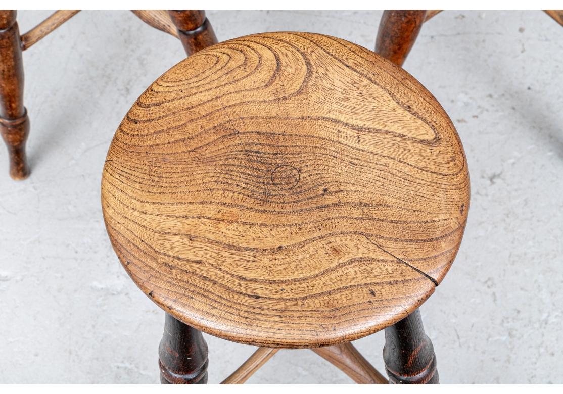 Rustique Rare ensemble de 6 tabourets de taverne anglais anciens compatibles en vente