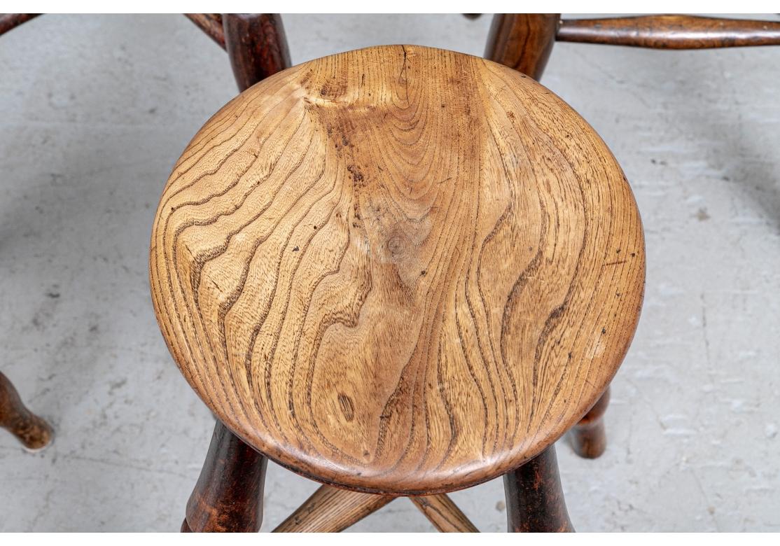 Anglais Rare ensemble de 6 tabourets de taverne anglais anciens compatibles en vente
