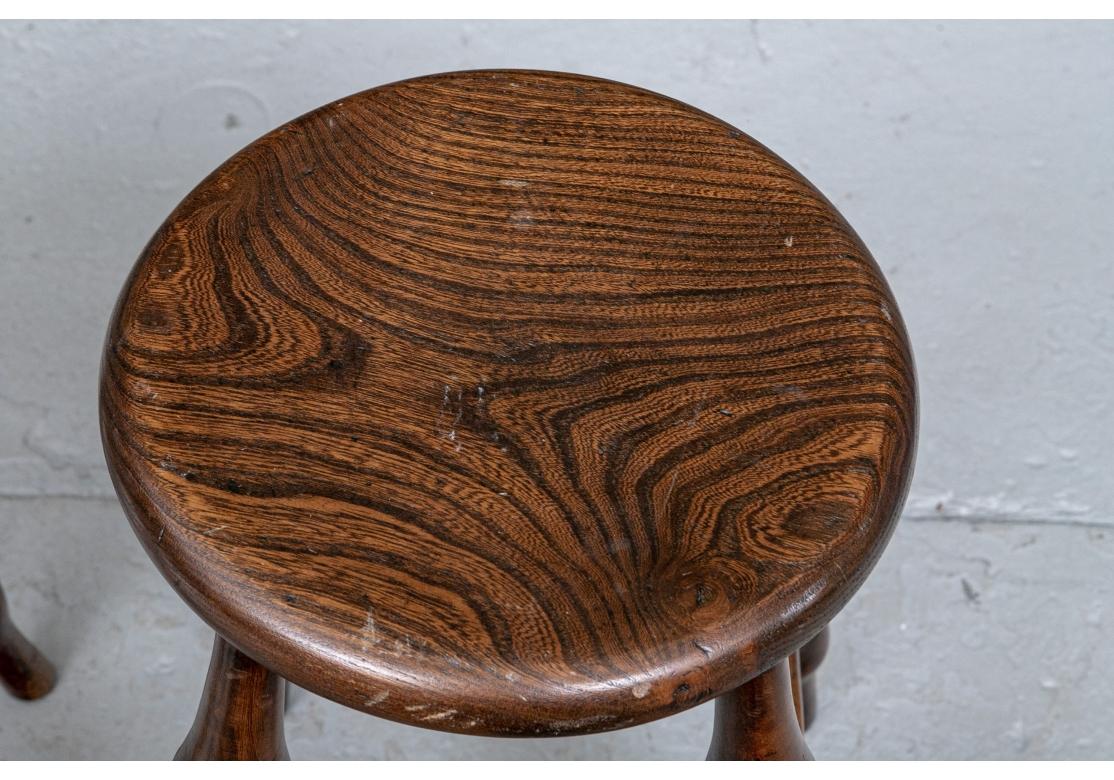 Rare ensemble de 6 tabourets de taverne anglais anciens compatibles Bon état - En vente à Bridgeport, CT