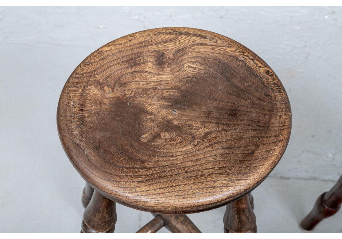 Bois de feuillus Rare ensemble de 6 tabourets de taverne anglais anciens compatibles en vente