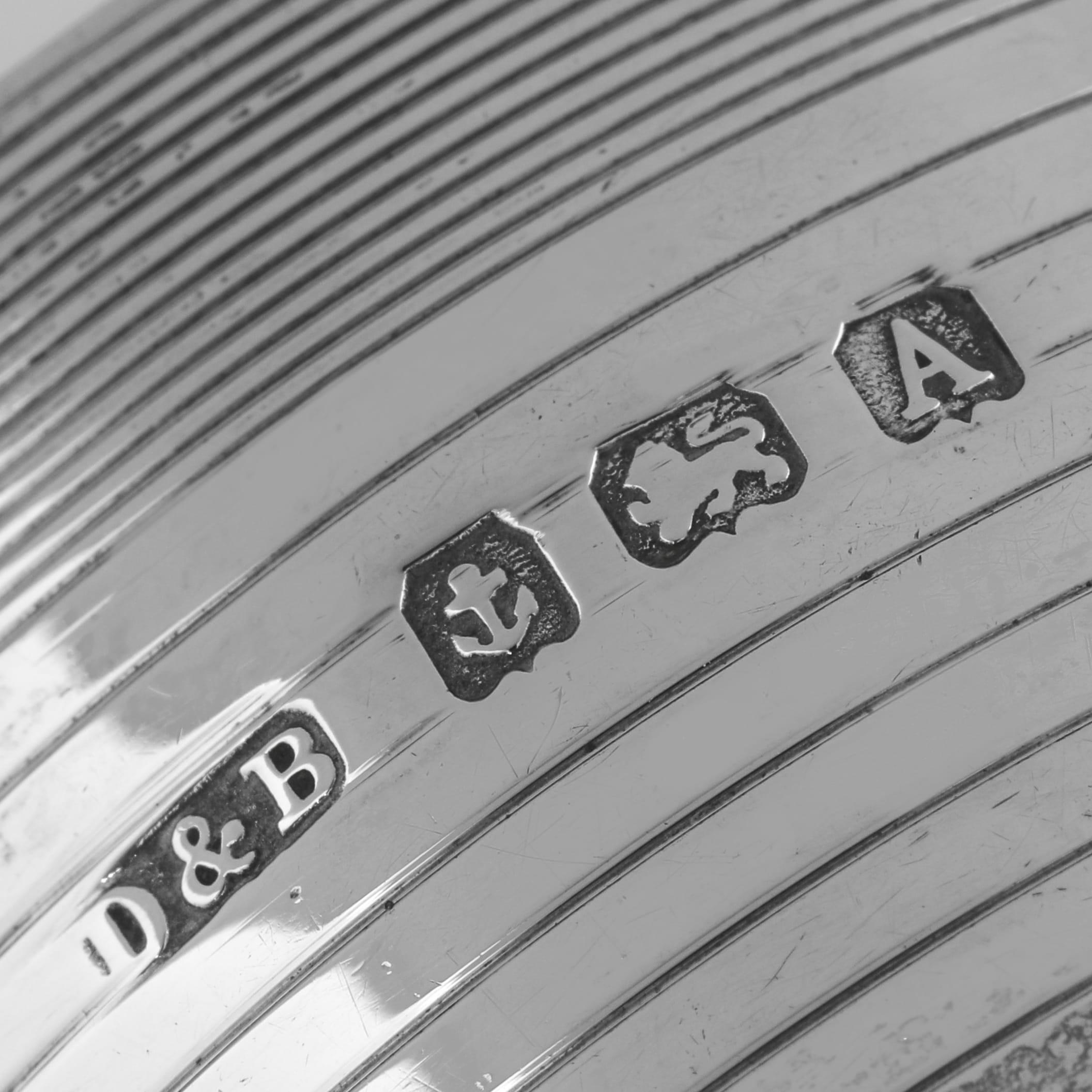 Raro set di 6 portatovaglioli in argento sterling e fermatovaglioli coordinati realizzati nel 1925 In condizioni buone in vendita a London, London