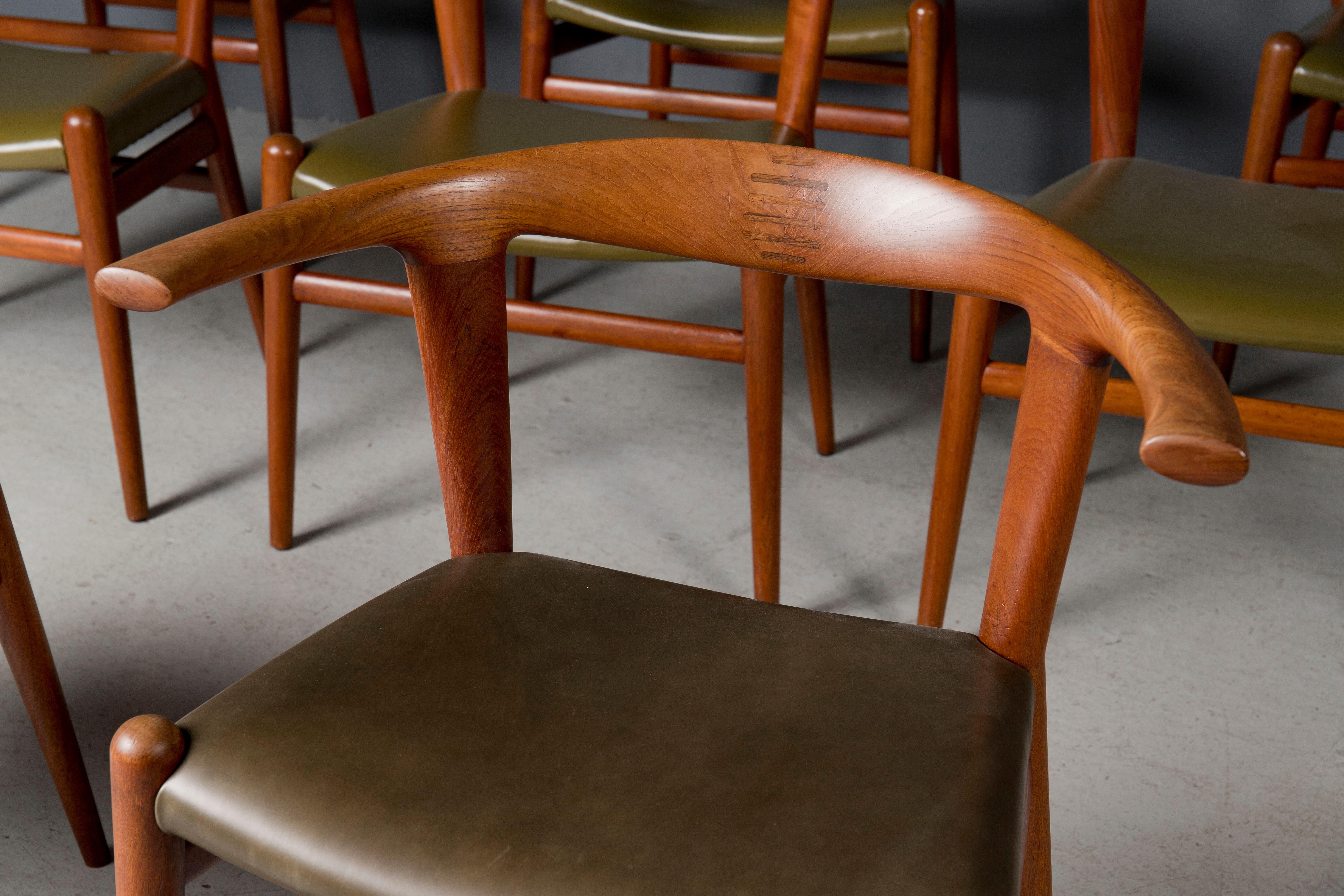Äußerst seltener Satz von 8 originalen Hans J. Wegner Bullhorn-Stühlen. 

Diese Stühle sind aus Teakholz mit Palisanderholzverbindungen. Unglaublich gut gemacht und extrem bequem.