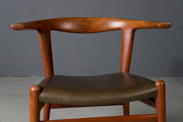 Rare Set of 8 Hans Wegner Bullhorn Chairs by Johannes Hansen  In Good Condition For Sale In New York, NY