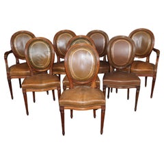 Raro set di 8 sedie da pranzo francesi in pelle con schienale a cammeo in stile Maison Jansen