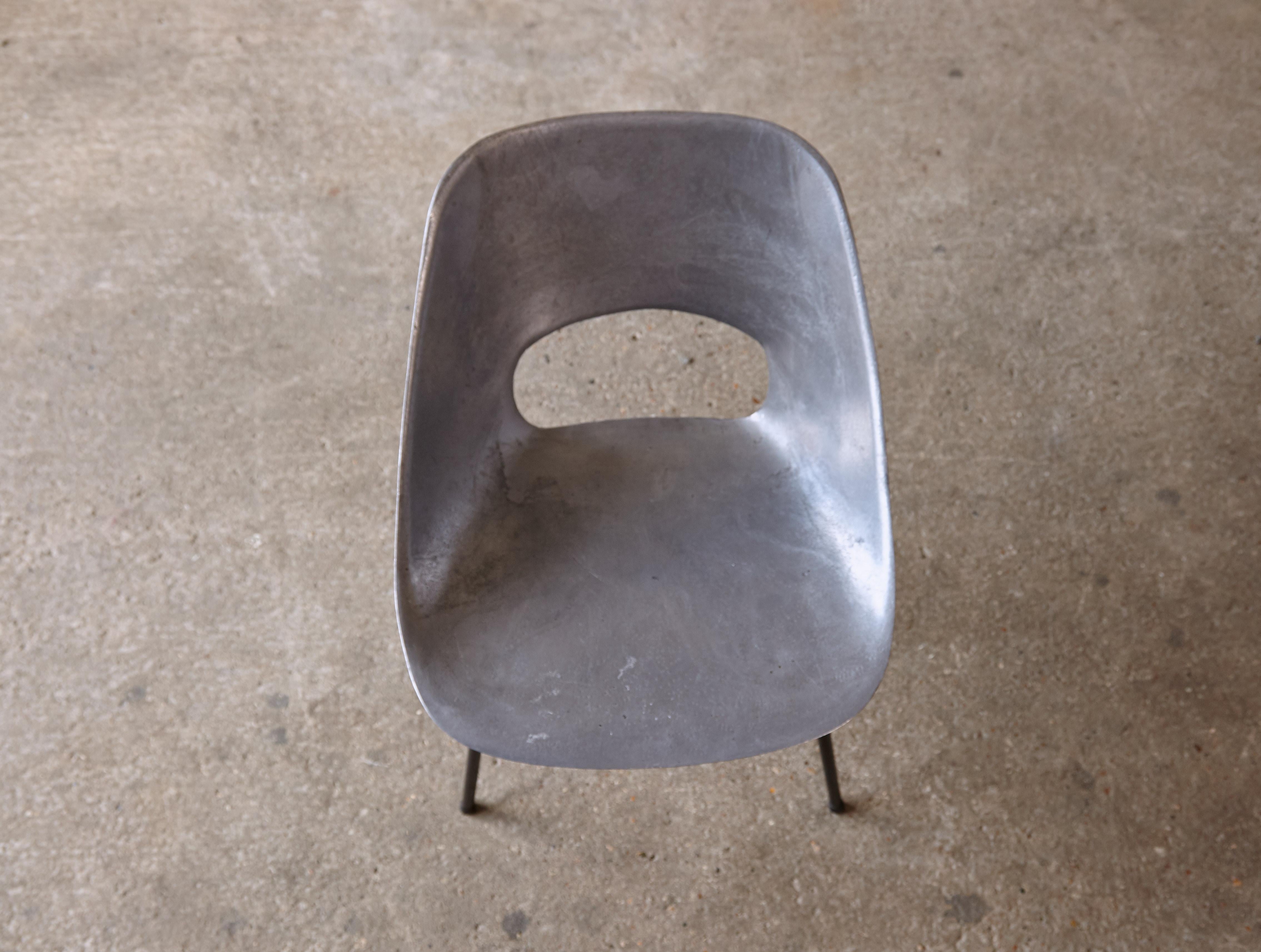 Rare ensemble de 8 chaises Tulipe en fonte d'aluminium de Pierre Guariche, années 1950, France 12