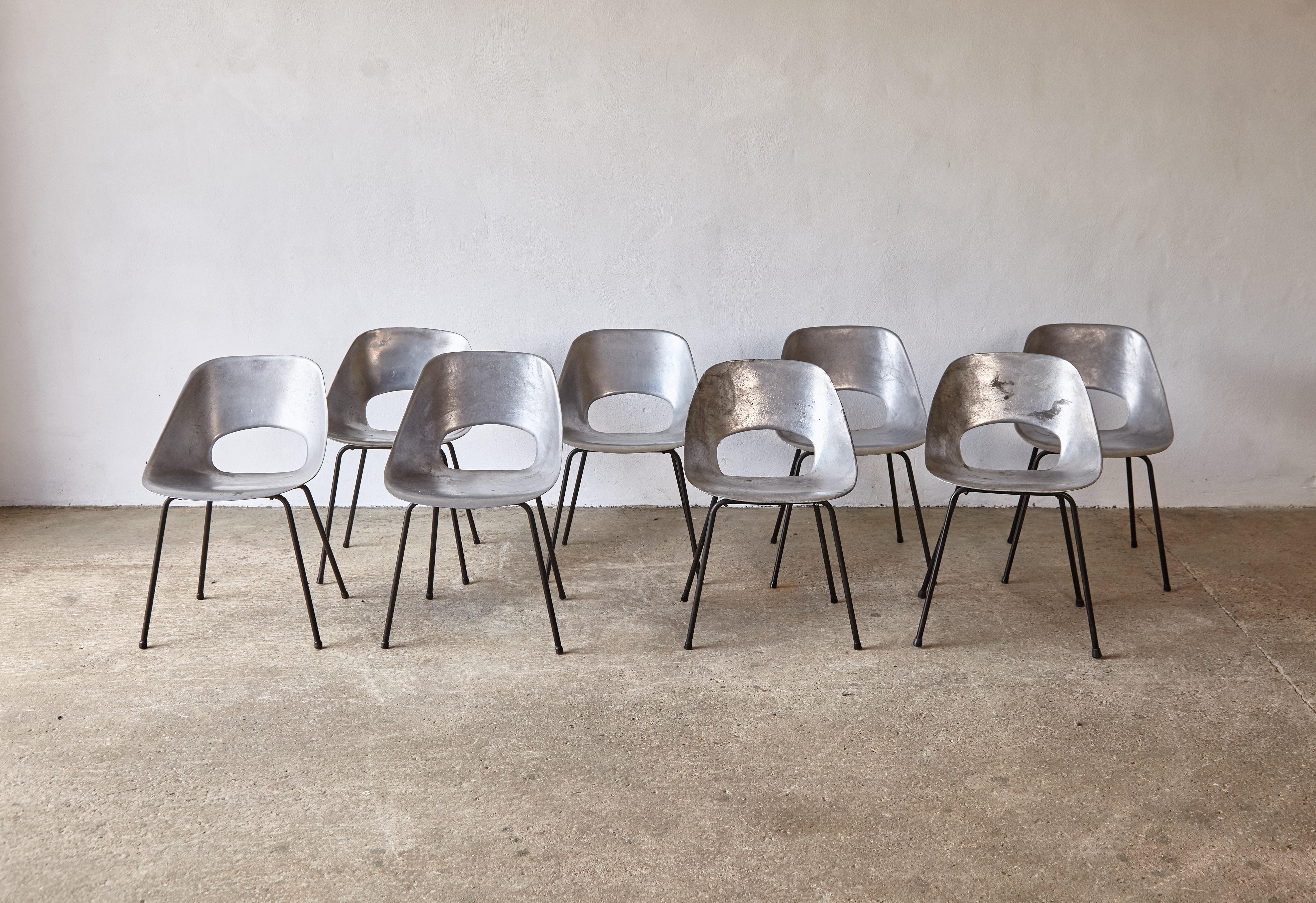 Mid-Century Modern Rare ensemble de 8 chaises Tulipe en fonte d'aluminium de Pierre Guariche, années 1950, France