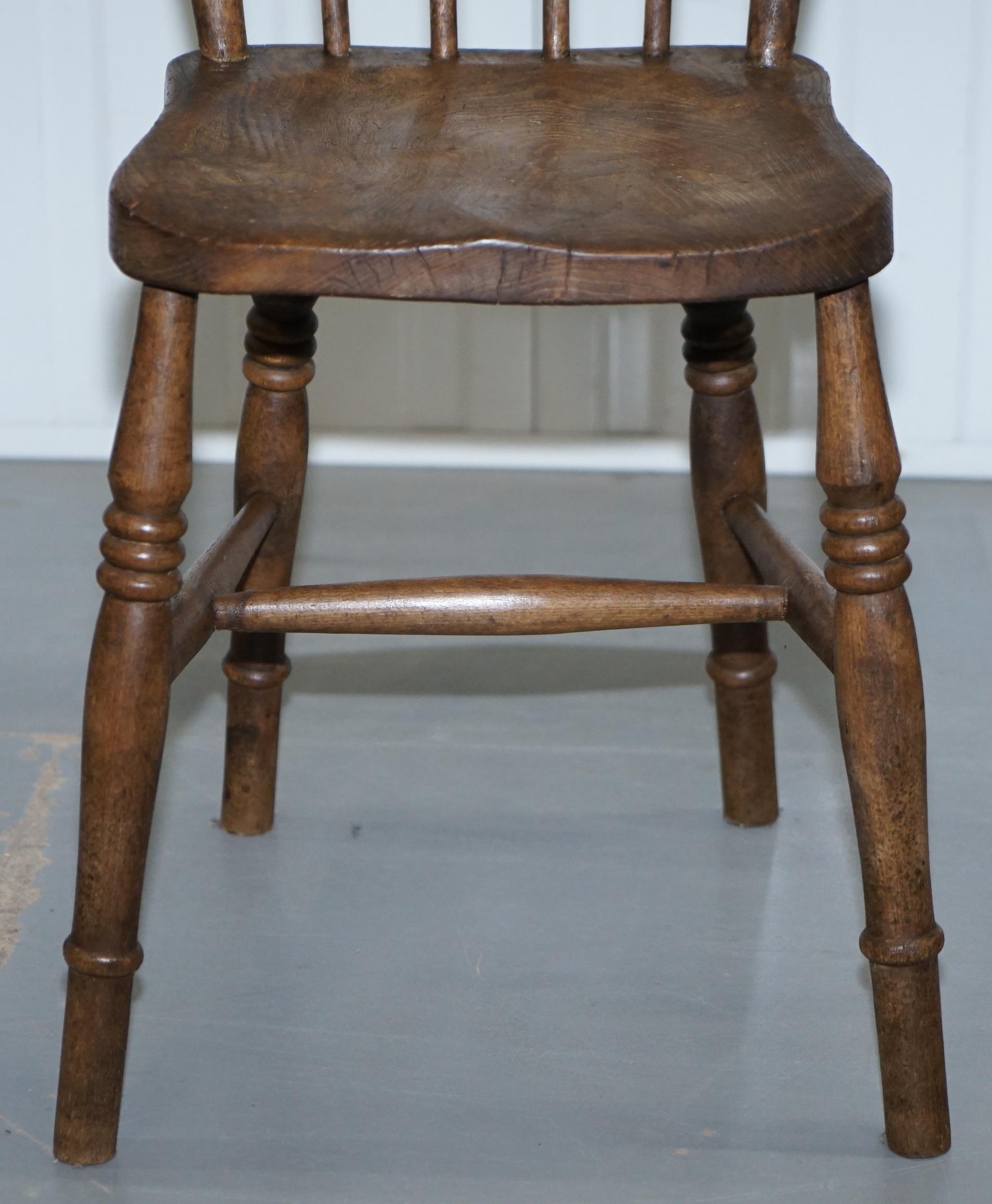 Rare Set of 8 Victorian Windsor Spindle Back Dining Chairs Solid Carved Elm (19. Jahrhundert)