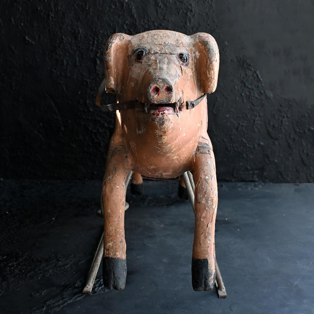Raro set di figure di maiali da carosello in legno intagliato dell'Antique French Limonaire Frères
Una coppia unica di antiche figure di maiali da carosello in legno intagliato francese, attribuite alla collezione di showman da fiera di fama