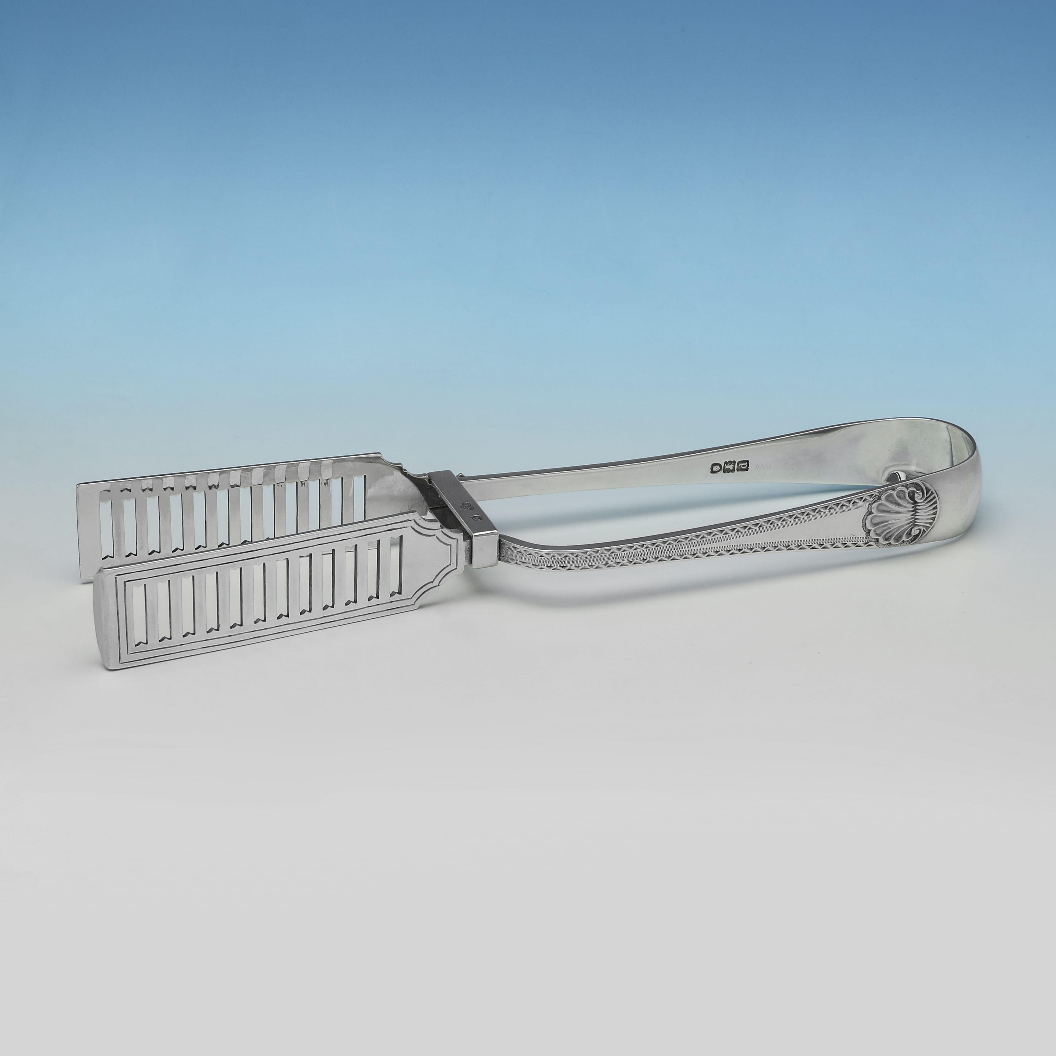 Anglais Rare ensemble ancien d'assiettes à asperges et pinces de service en argent sterling - 1899 en vente