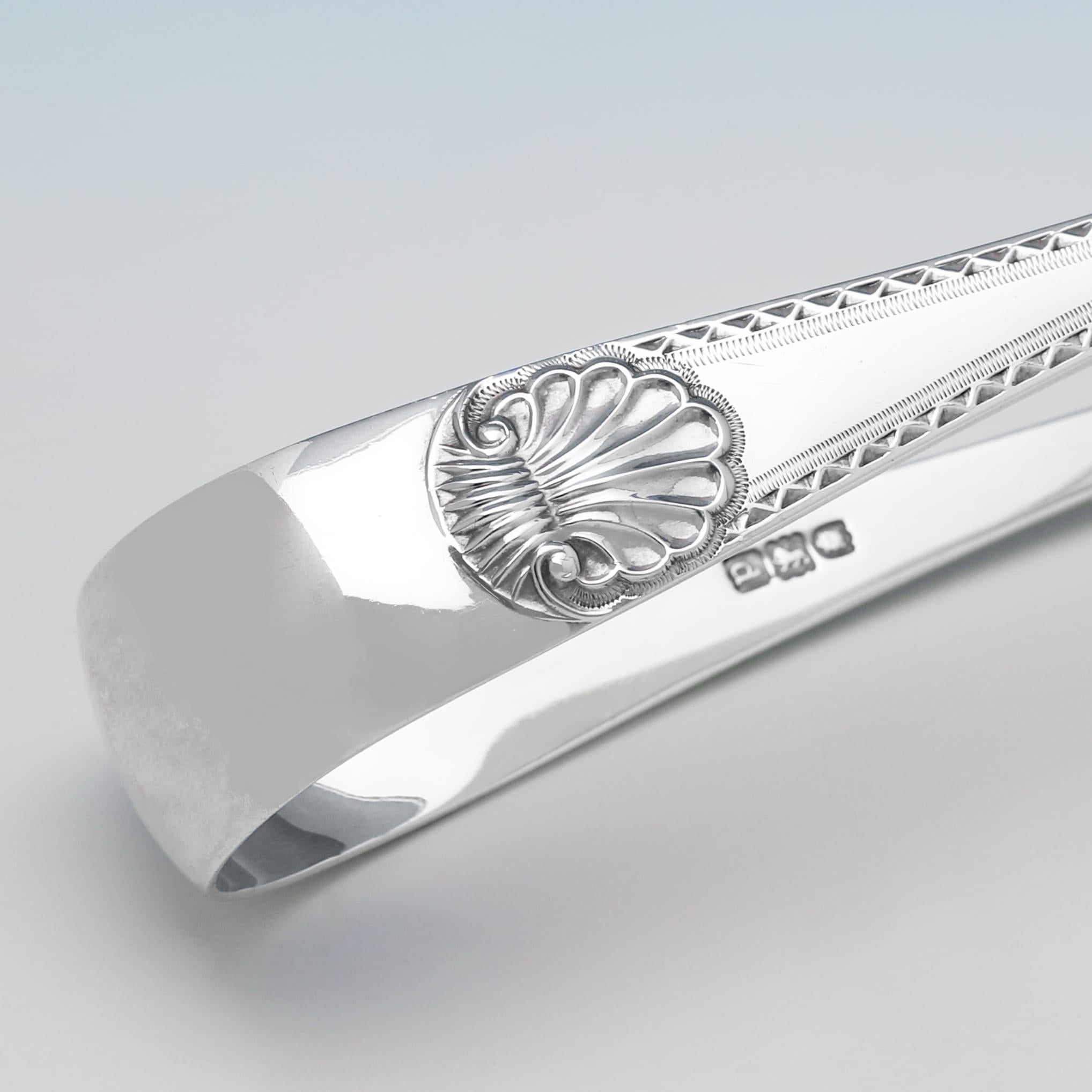 Rare ensemble ancien d'assiettes à asperges et pinces de service en argent sterling - 1899 Bon état - En vente à London, London