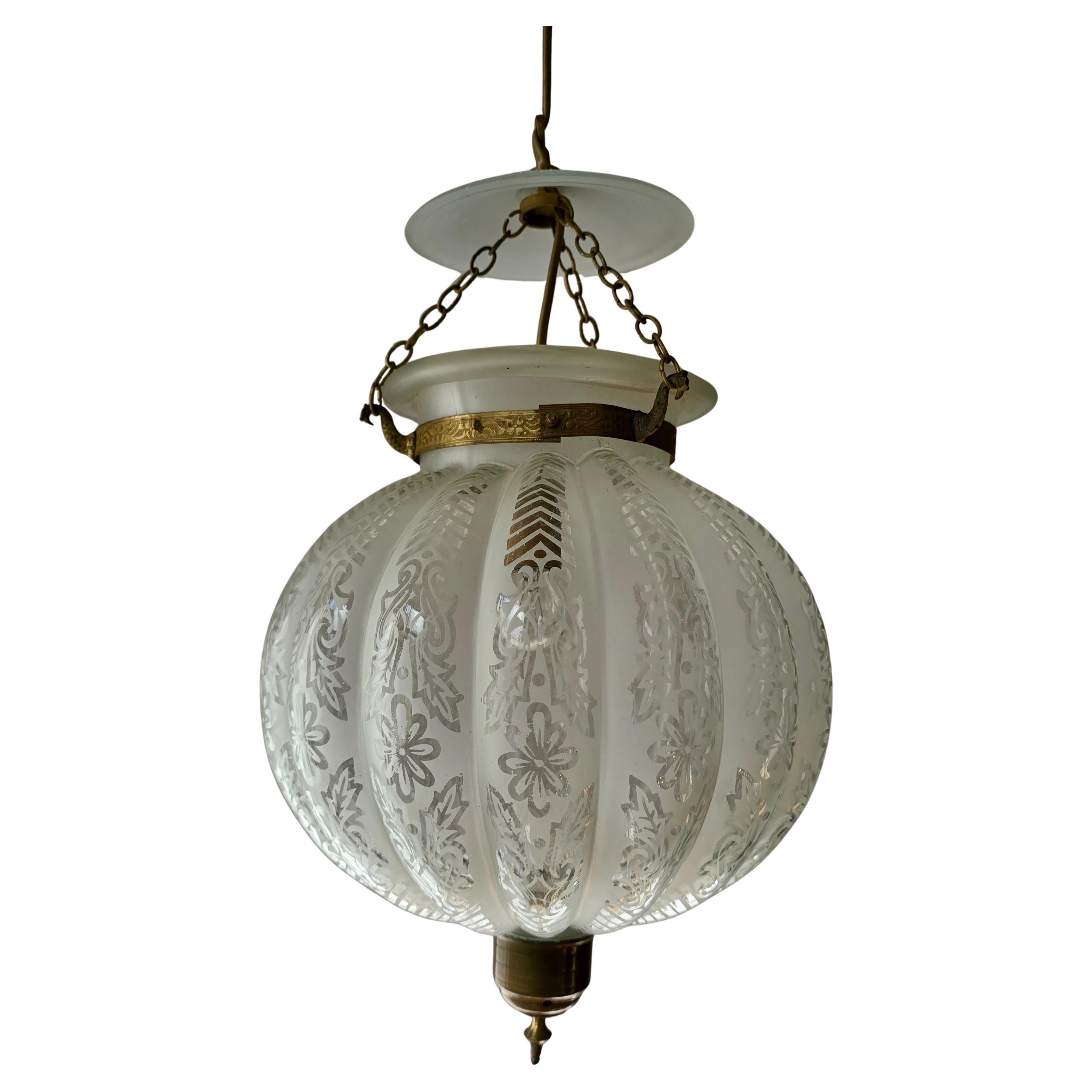 Paire de rares lanternes vénitiennes en forme de jarre de Murano avec verre gravé et détails en laiton, vers 1900

Une extraordinaire et rare paire de lanternes vénitiennes anciennes en forme de cloche, fabriquées de main de maître en verre soufflé