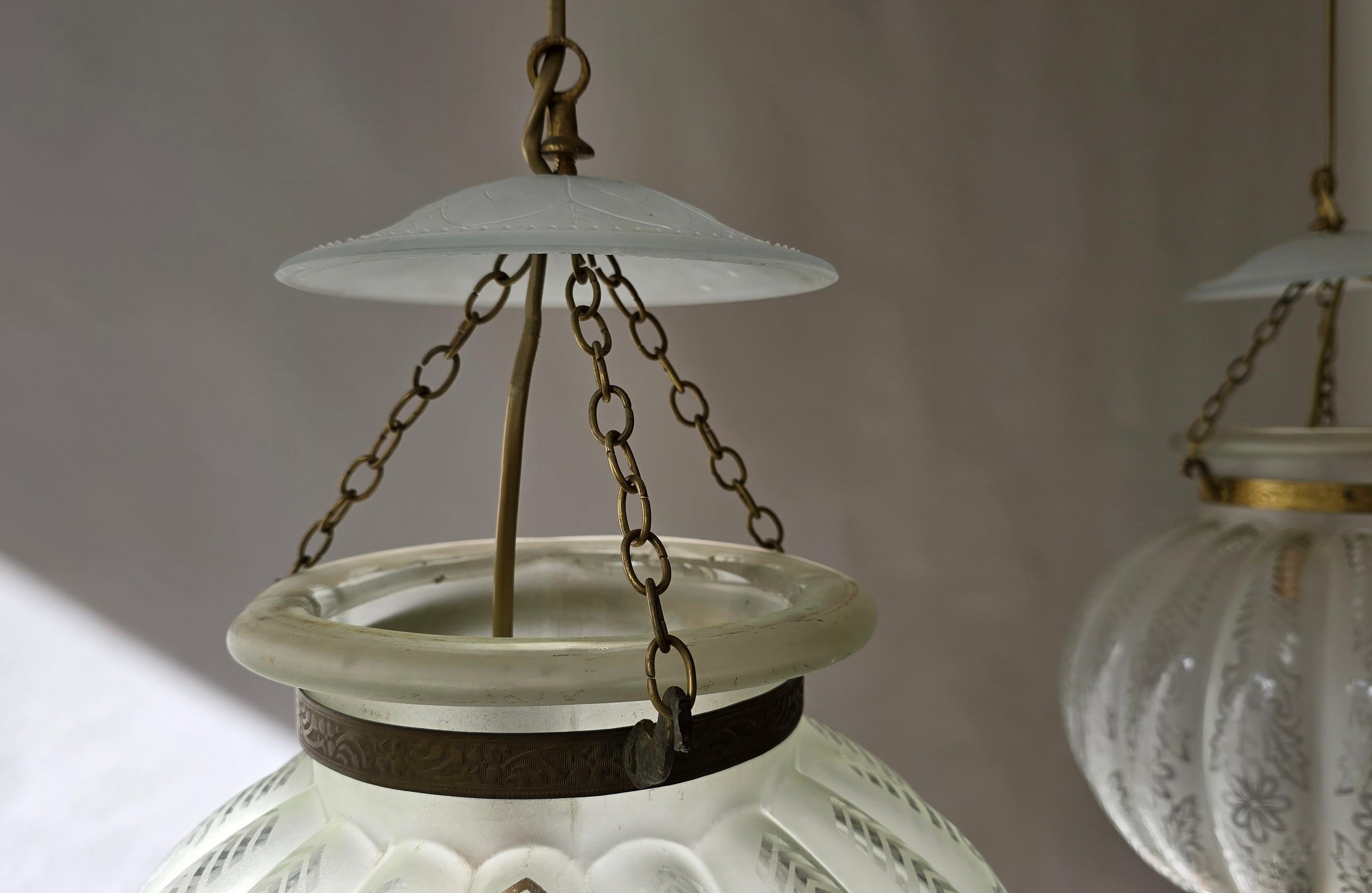 Laiton Paire de rares lanternes vénitiennes de Murano en forme de cloche avec verre gravé en vente