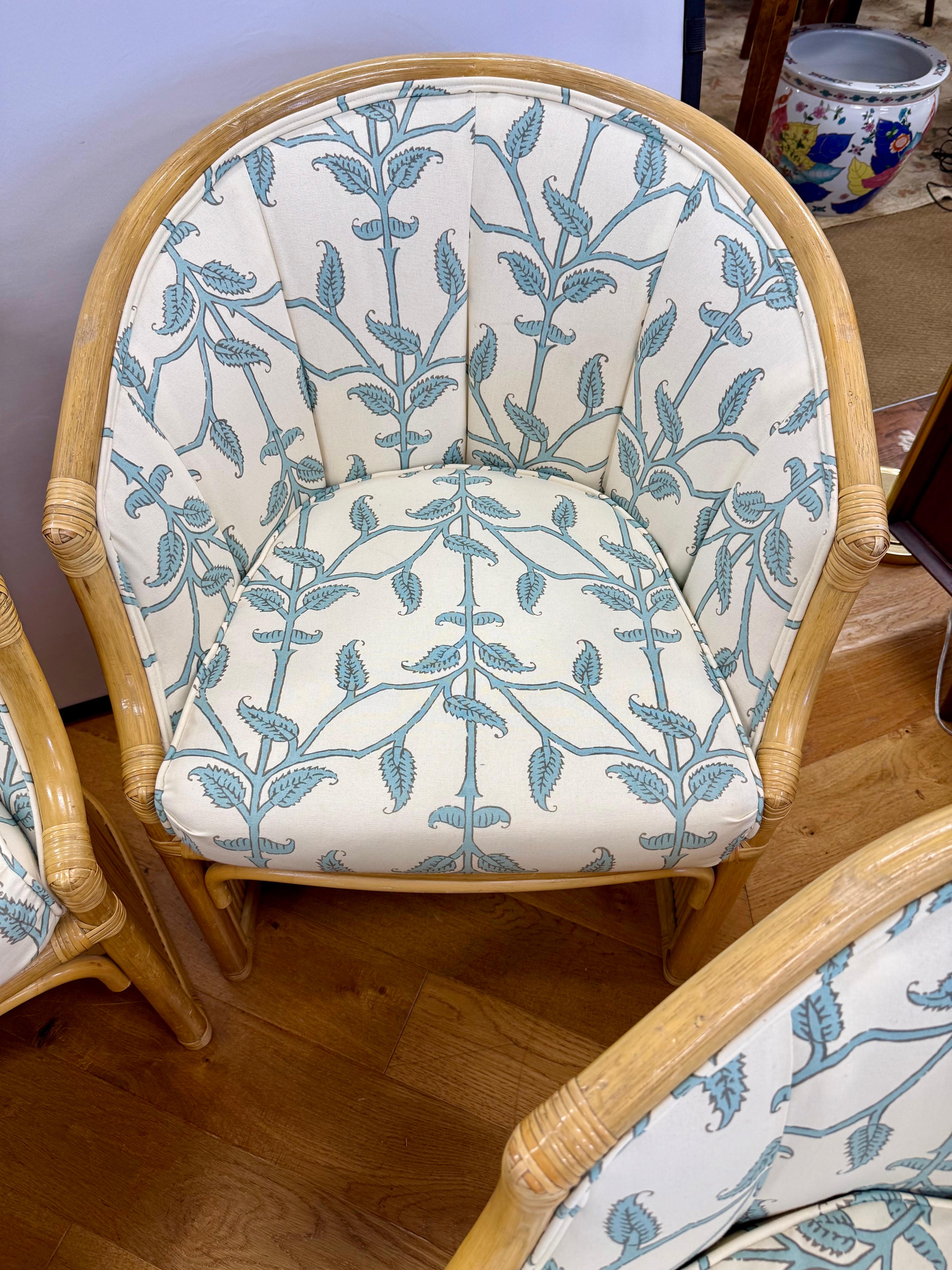 Stupendo, rarissimo set di sedie da pranzo McGuire in bambù con un magnifico design scultoreo all'esterno, vedi foto. Le sedie sono state rivestite di recente con un tessuto in misto cotone bianco e blu Tiffany a dir poco eccezionale. Il tessuto e