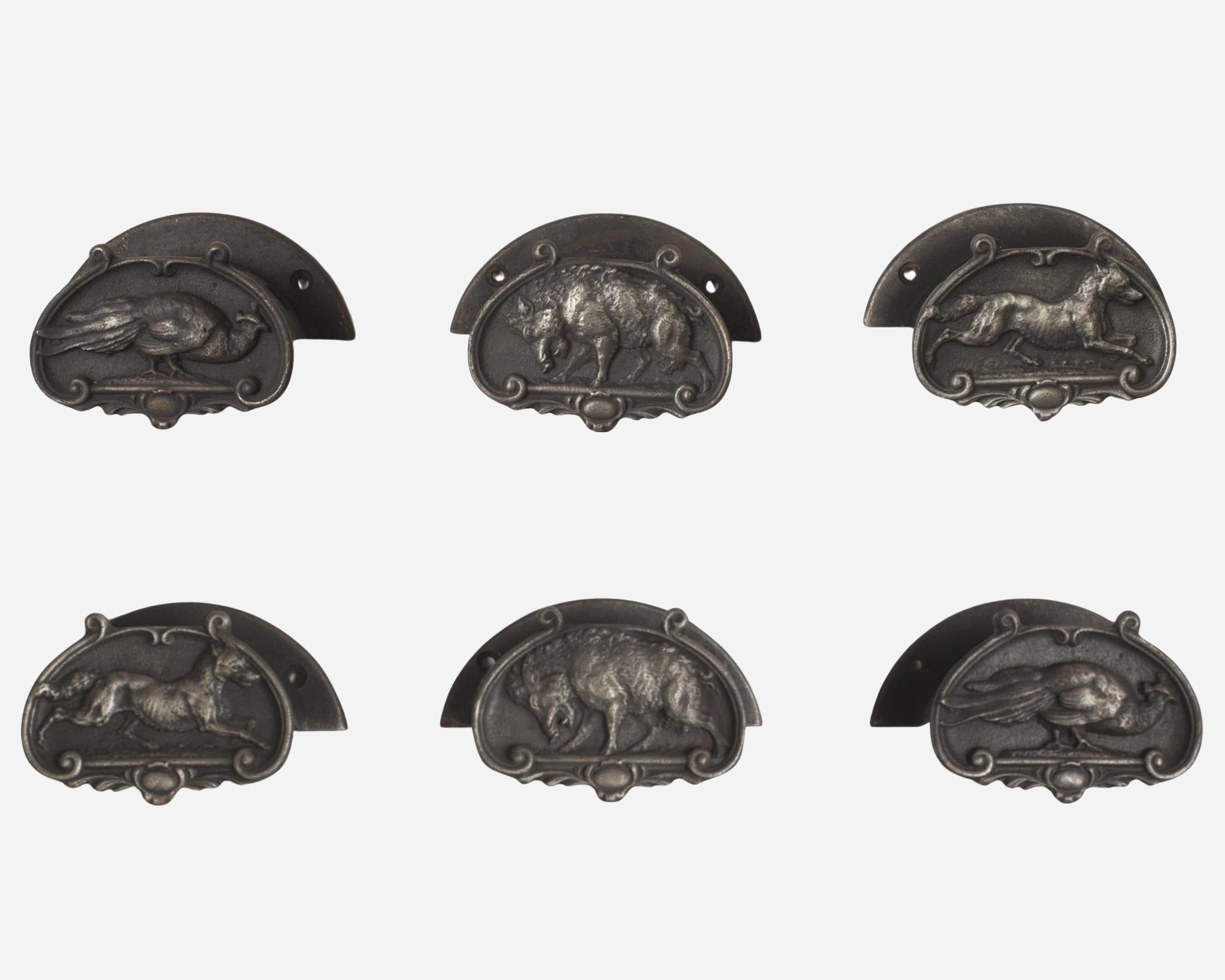 Rare set of cast iron stable accessories for four horses, France, circa 1870 In Good Condition For Sale In Paris, FR