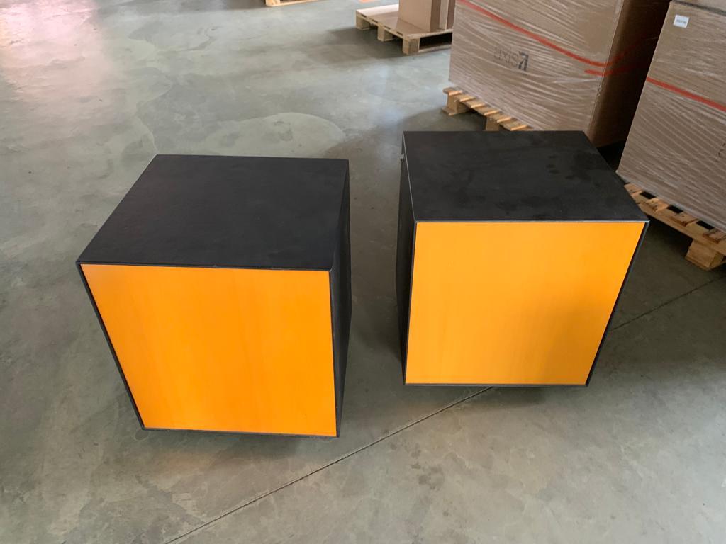 Rara e spettacolare, questa coppia di cassettiere Artona in noce e pelle è stata disegnata da Afra & Tobia Scarpa per Maxalto nel 1975. La linea Artona, la prima mai prodotta da Maxalto, segna una pietra miliare nella storia del design. Maxalto,