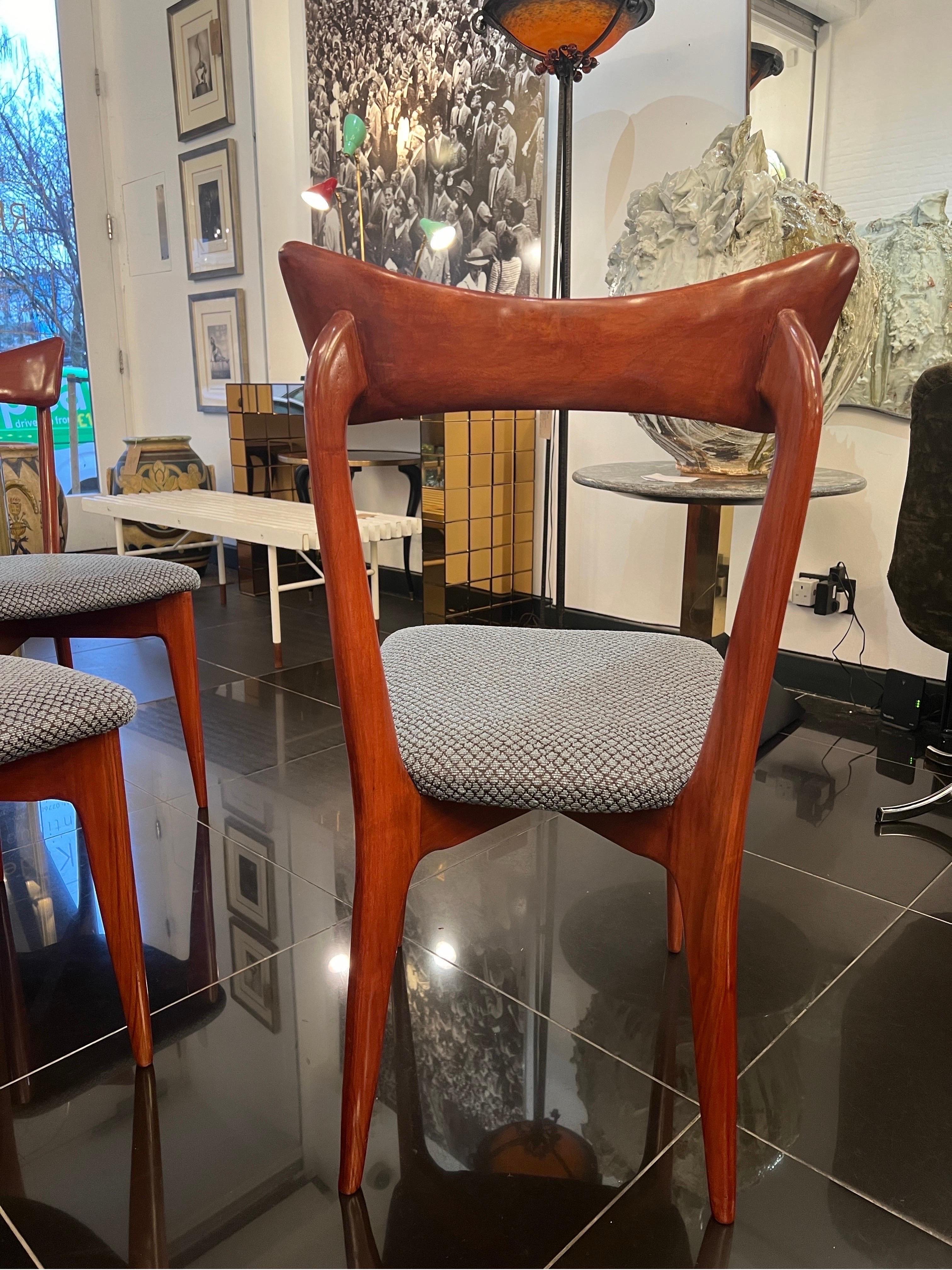 Rare Set of eight dining chairs by Ico & luisa Parisi  In Good Condition For Sale In London, GB