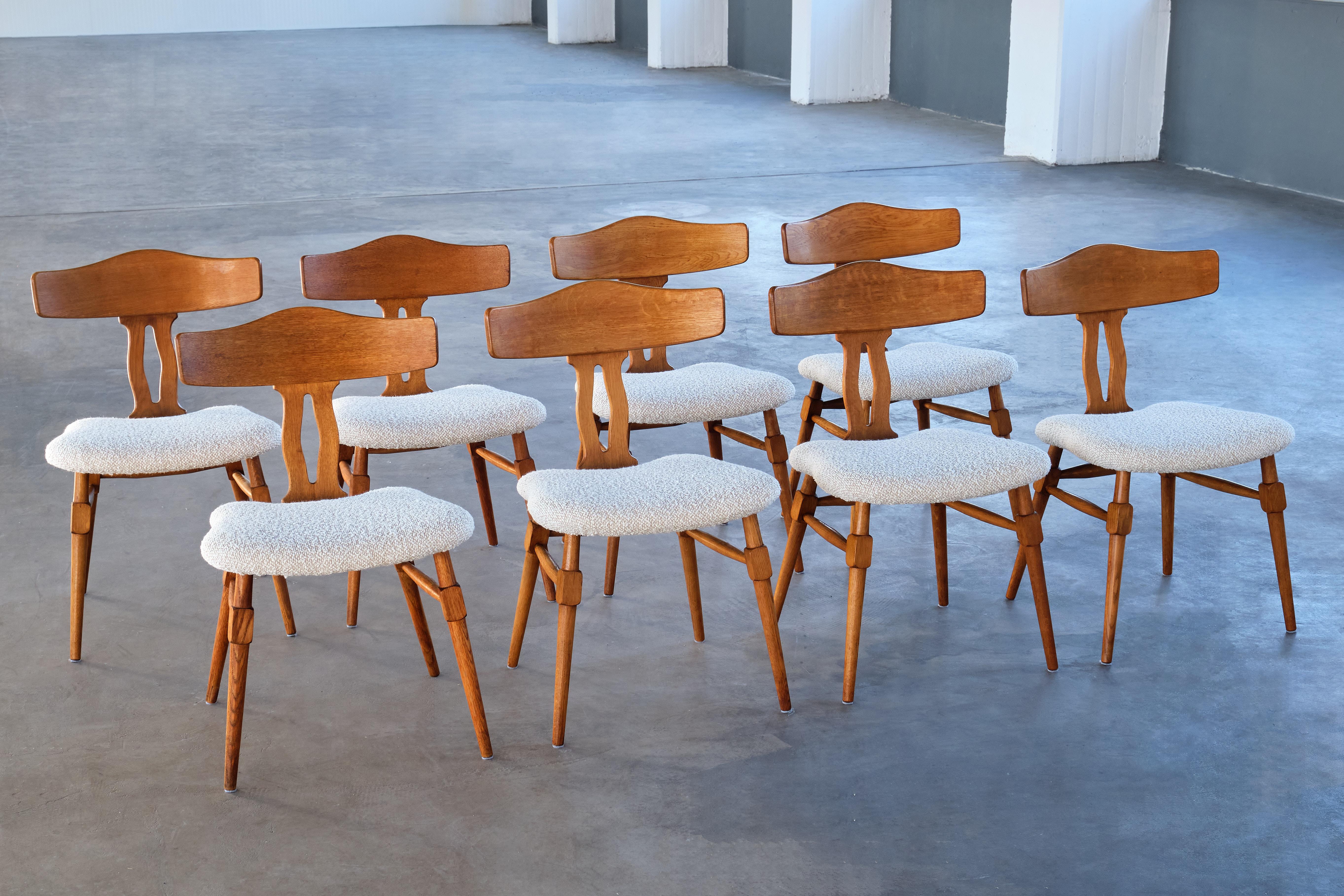 Scandinave moderne Rare ensemble de huit chaises de salle à manger Henning Kjærnulf en Oak et Bouclé, Danemark, années 1950 en vente