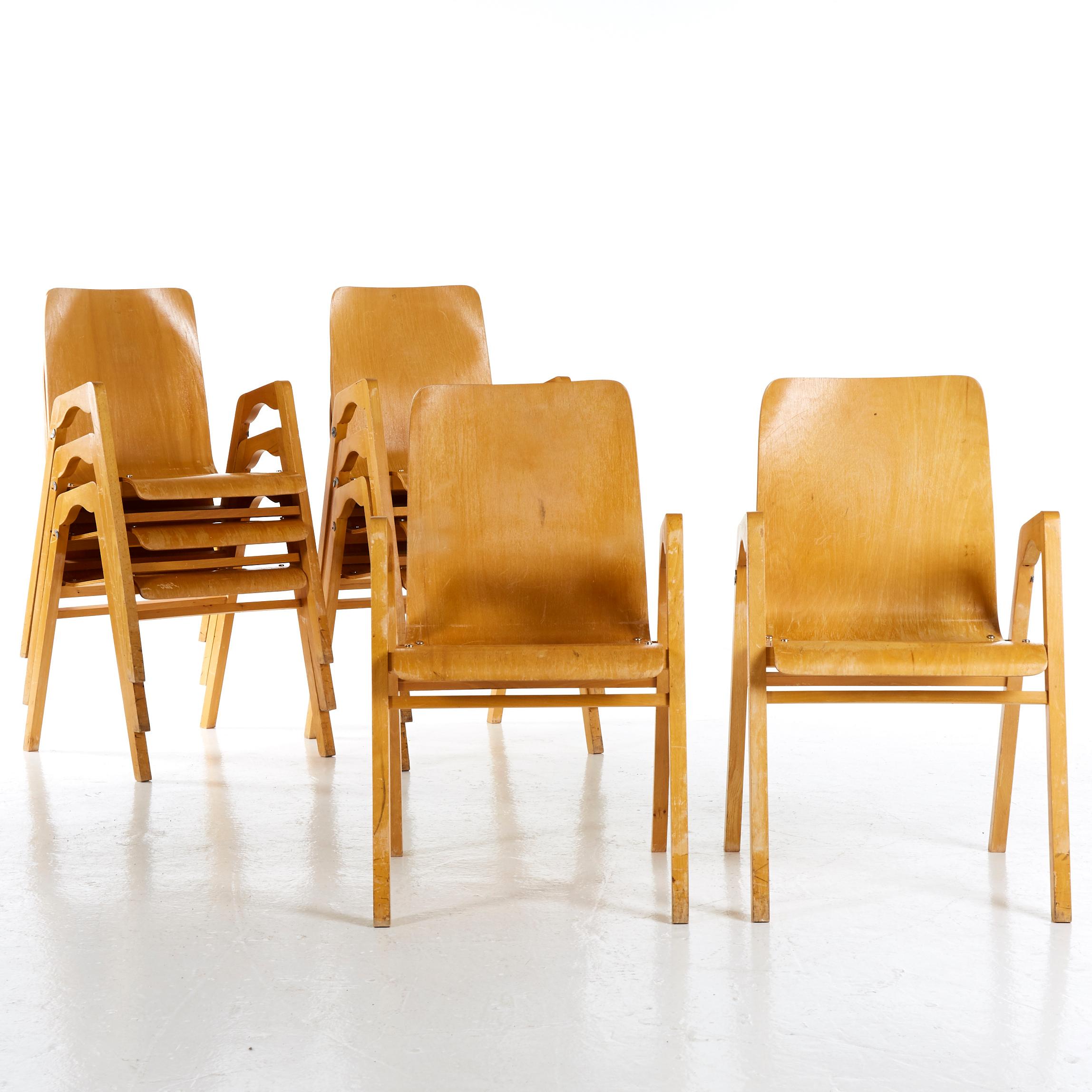Axel Larsson pour Svängsta Stilmöbler, seconde moitié du XXe siècle, ensemble de huit fauteuils, structure en bouleau massif, assise et dossier en placage de bouleau moulé en couches, empilables.
 