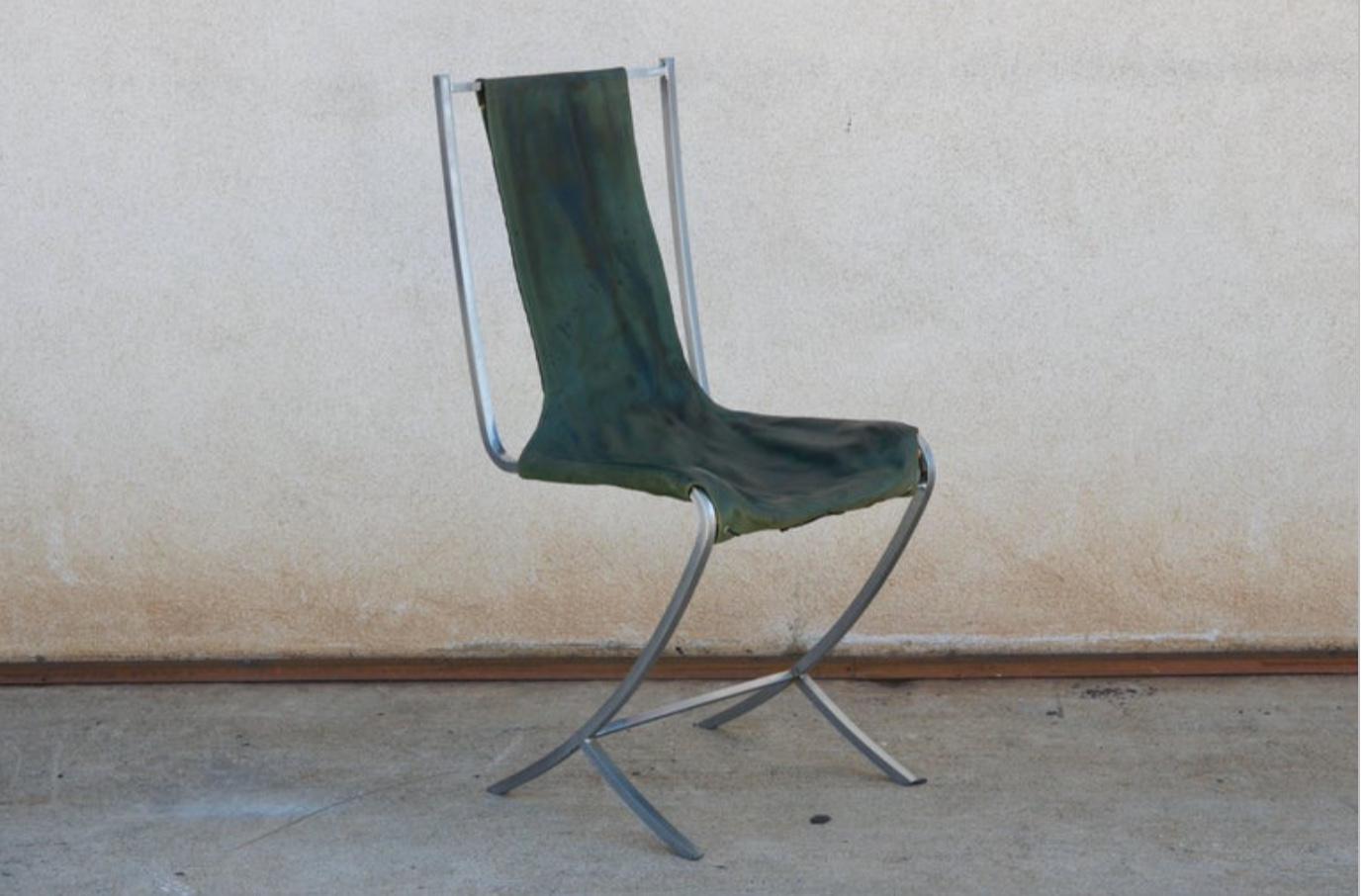Seltener Satz von fünf Stühlen aus Edelstahl (acier inoxydable) von Maison Jansen. Hergestellt von Usinox. Original grüne Ledersitz- und Rückenbezüge, die durch C.O.M. ersetzt werden müssen (6 Meter).

Hervorragend geeignet als Fünfer-Set für einen