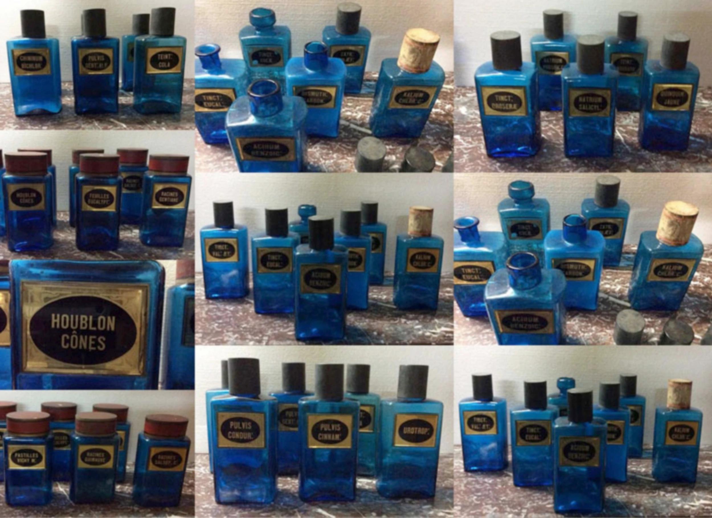 Raro set di barattoli da farmacia rettangolari in vetro soffiato blu, con etichette originali in vetro églomisé nero e oro. I tappi sono in lamiera di ferro laccata.