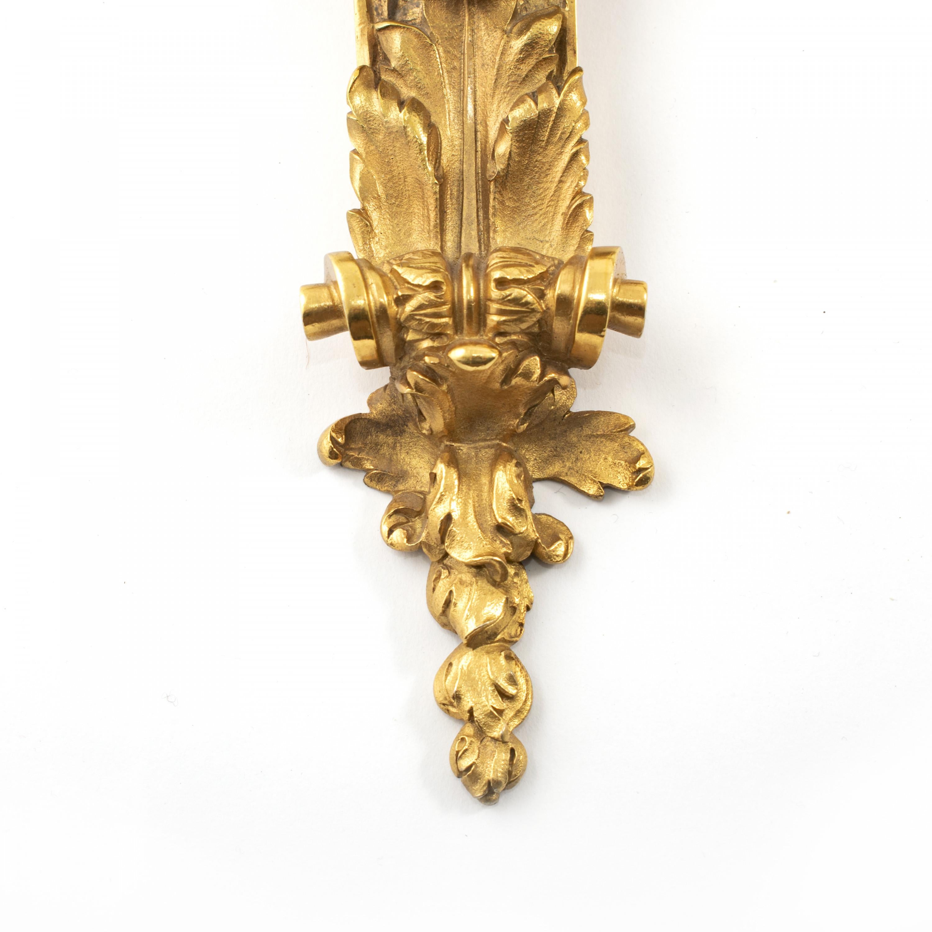 Seltener Satz von vier französischen Wandleuchtern aus vergoldeter Bronze im Louis-XVI.-Stil, Henri Vian im Angebot 3