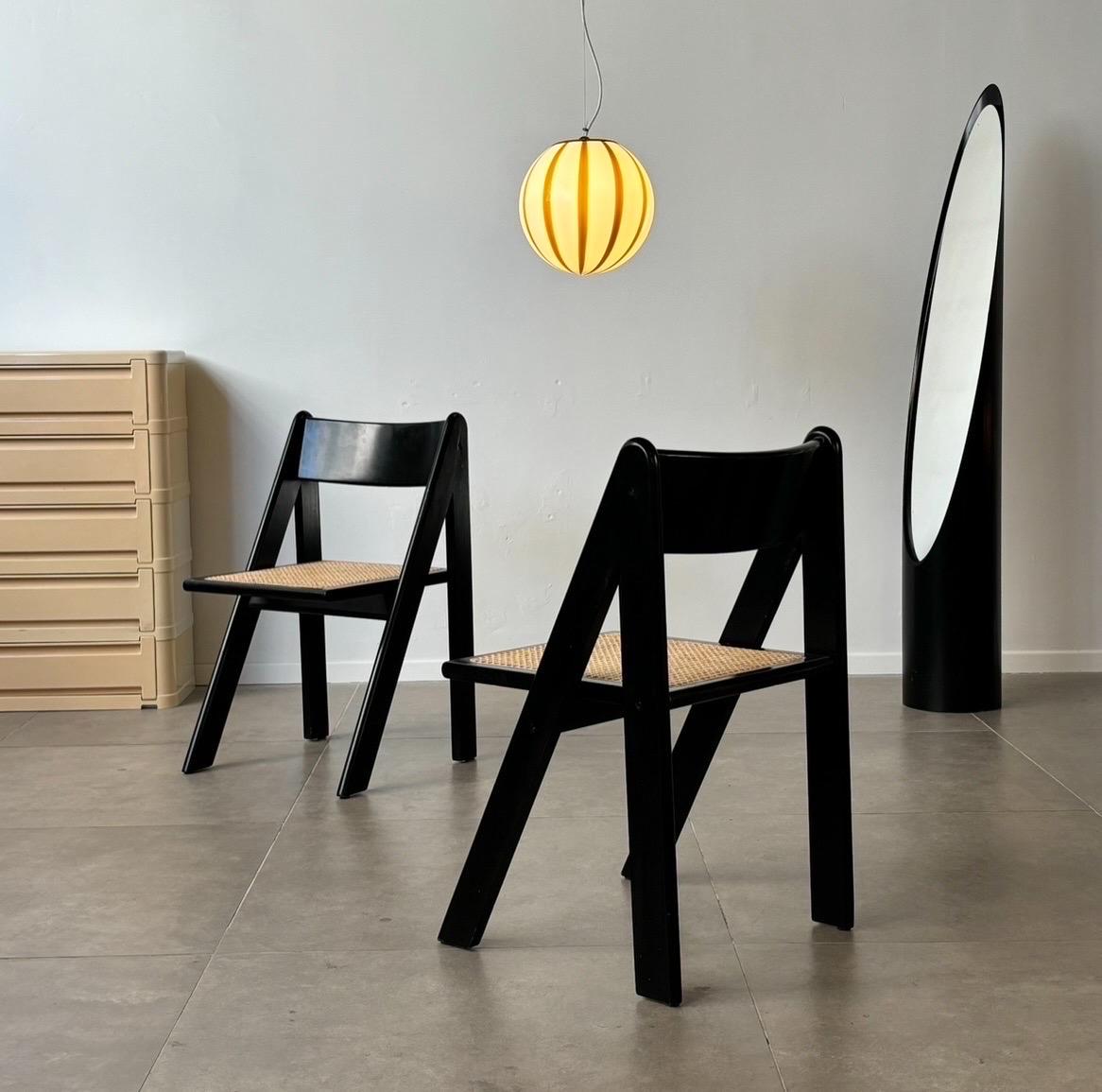 Mid-Century Modern Rare ensemble de quatre pièces en bois laqué noir et rotin, Italie années 1960 en vente