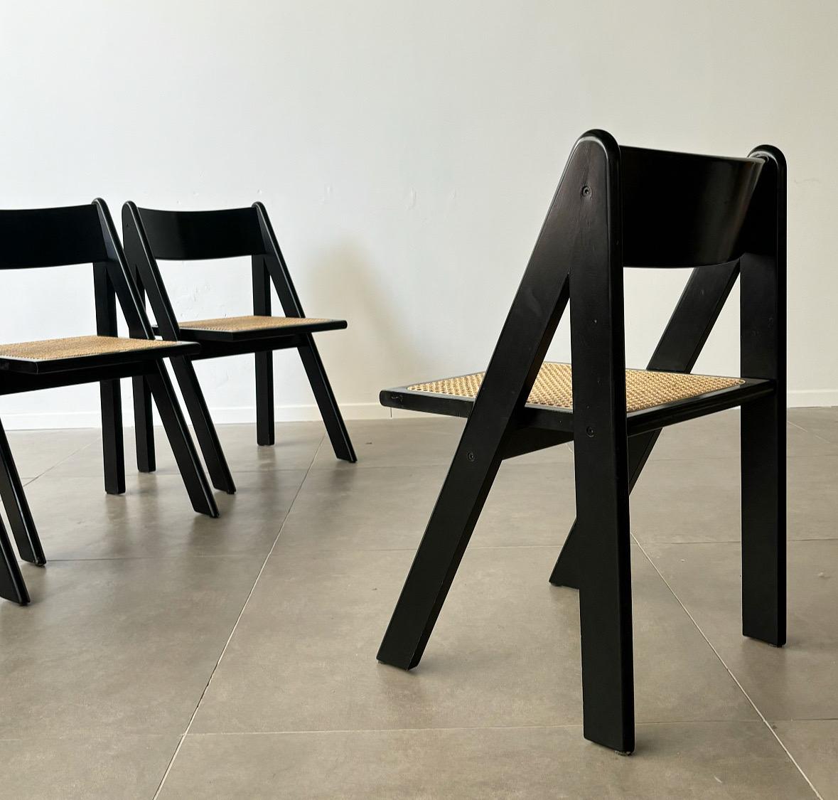 italien Rare ensemble de quatre pièces en bois laqué noir et rotin, Italie années 1960 en vente