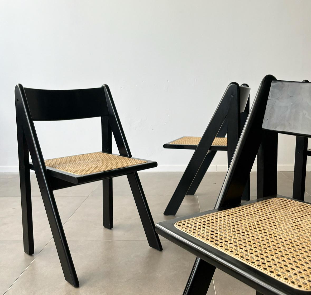 Rotin Rare ensemble de quatre pièces en bois laqué noir et rotin, Italie années 1960 en vente