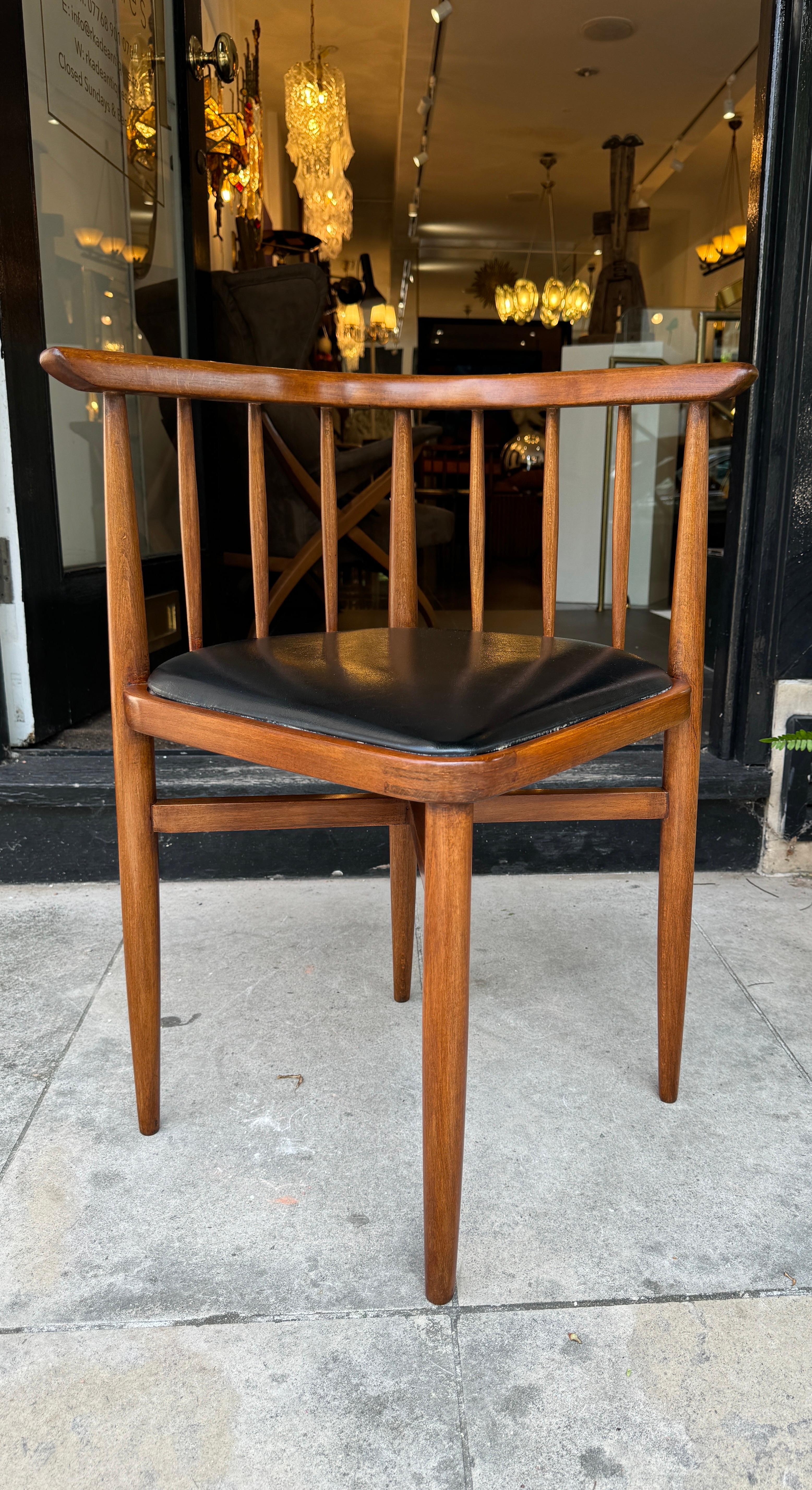 Un favoloso set di quattro sedie angolari in legno di quercia lucidato con sedute in similpelle nera. Le sedie sono state completamente restaurate e lucidate alla francese dai nostri esperti restauratori. Sono ideali per un tavolo circolare o, se
