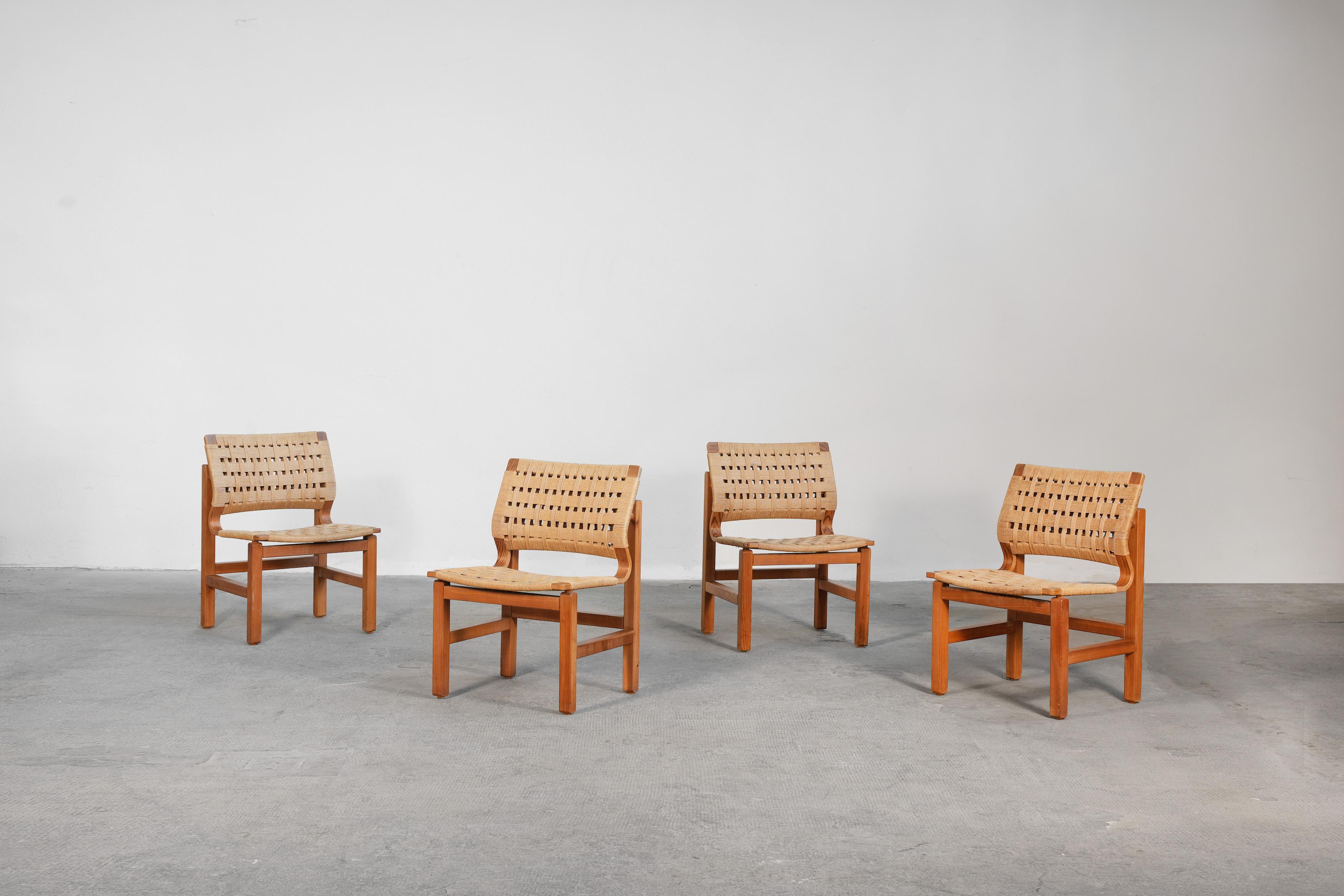 Set of 4 beautiful dining chairs in pitch pine and paper cord. 
Designed by Vagn Fuglsang and manufactured by Collection Fuglsang, Denmark in the 1970s.
All chairs are in very good original condition without any damage. 

We offer worldwide