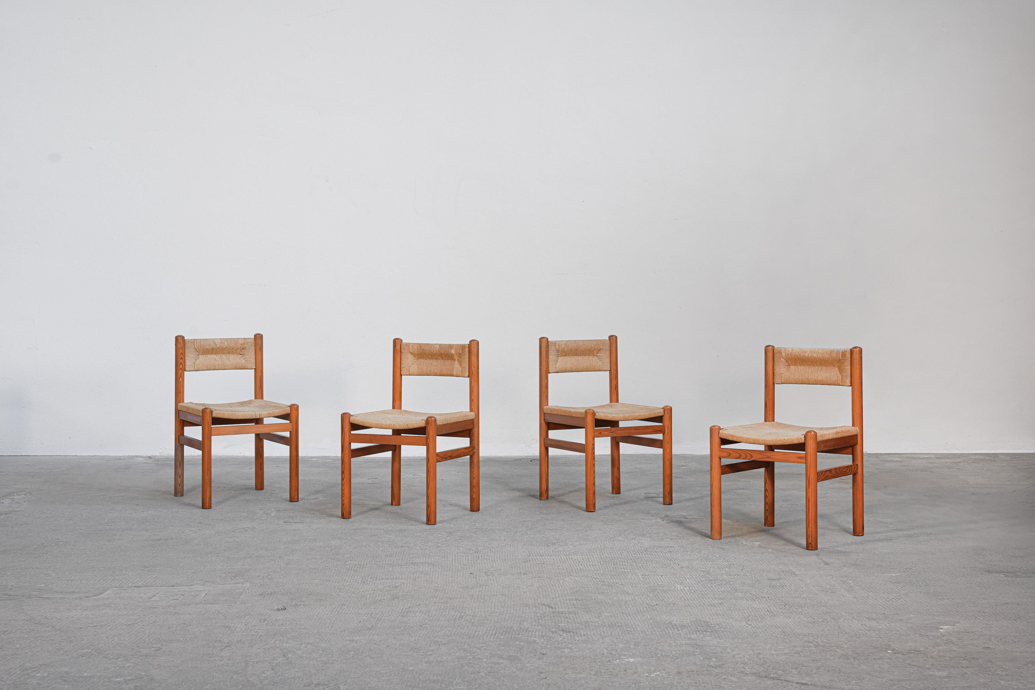 Set of 4 beautiful dining chairs in pine and paper cord, made in Denmark and produced in the 1960ies.
All chairs come in very good original condition and are ready for usage.

We offer worldwide shipping.

