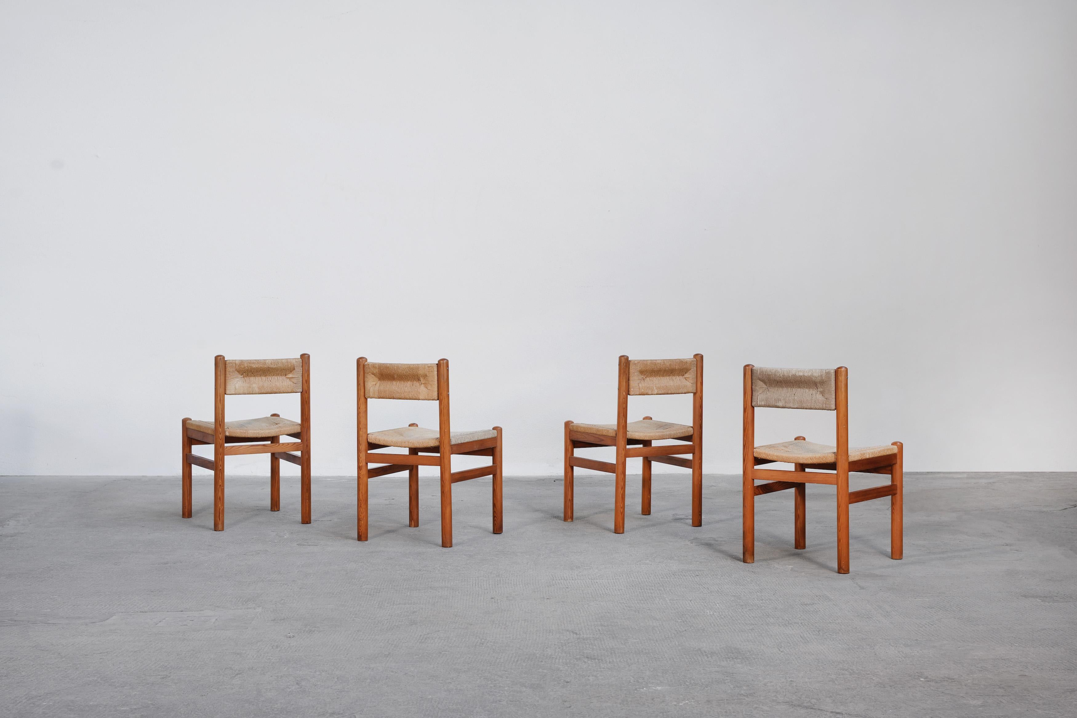 Rare ensemble de quatre chaises danoises en pin dans le style de Charlotte Perriand, années 1960 Bon état - En vente à Berlin, DE