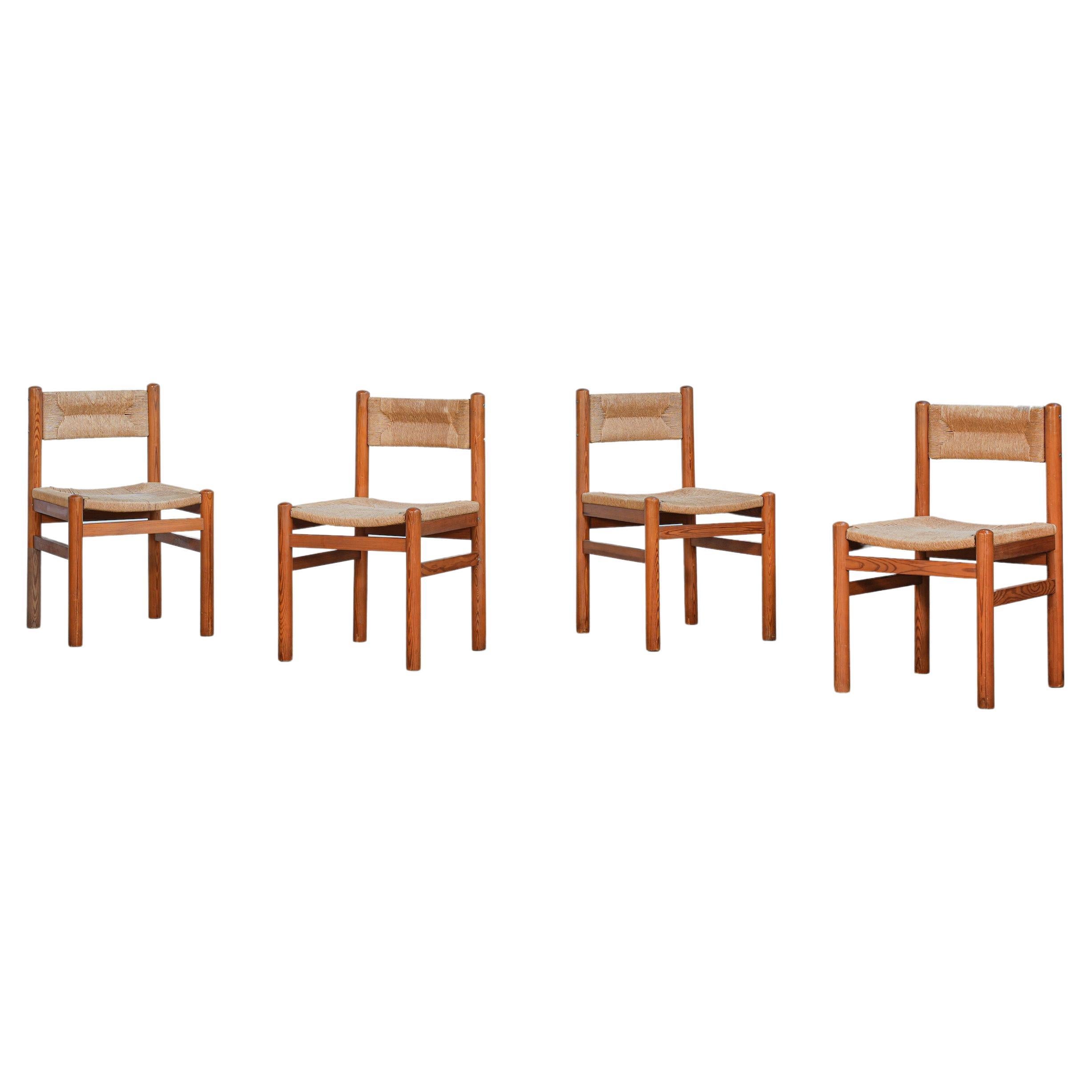 Seltener Satz von vier dänischen Kiefernholzstühlen im Stil von Charlotte Perriand, 1960er Jahre