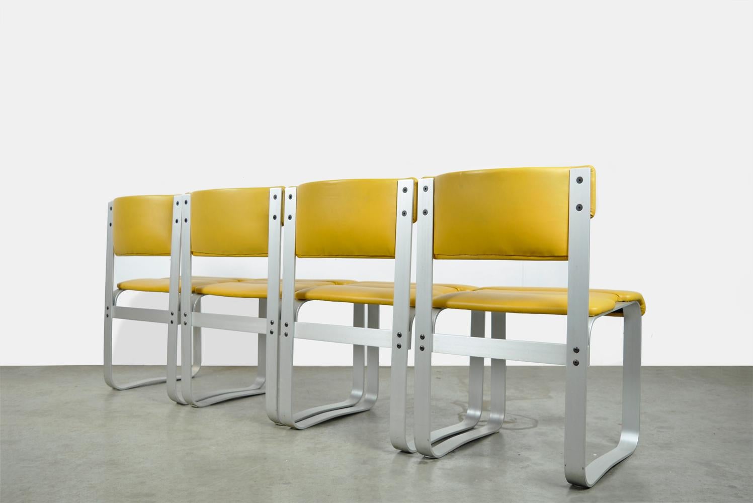 Scandinave moderne Rare ensemble de quatre chaises de salle à manger par Ilmar Lappalainen et produit par Asko, années 60 en vente