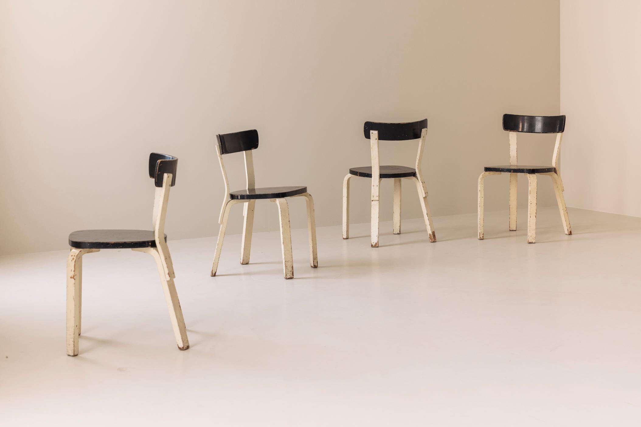 Rare ensemble de quatre chaises Model 69 de Alvar Aalto+Aalto, Finlande 1935. Ces chaises ont été acquises à la fin des années 1930 par un architecte néerlandais qui travaillait dans le cabinet d'architecture réputé de Hendrik Wijdeveld, figure