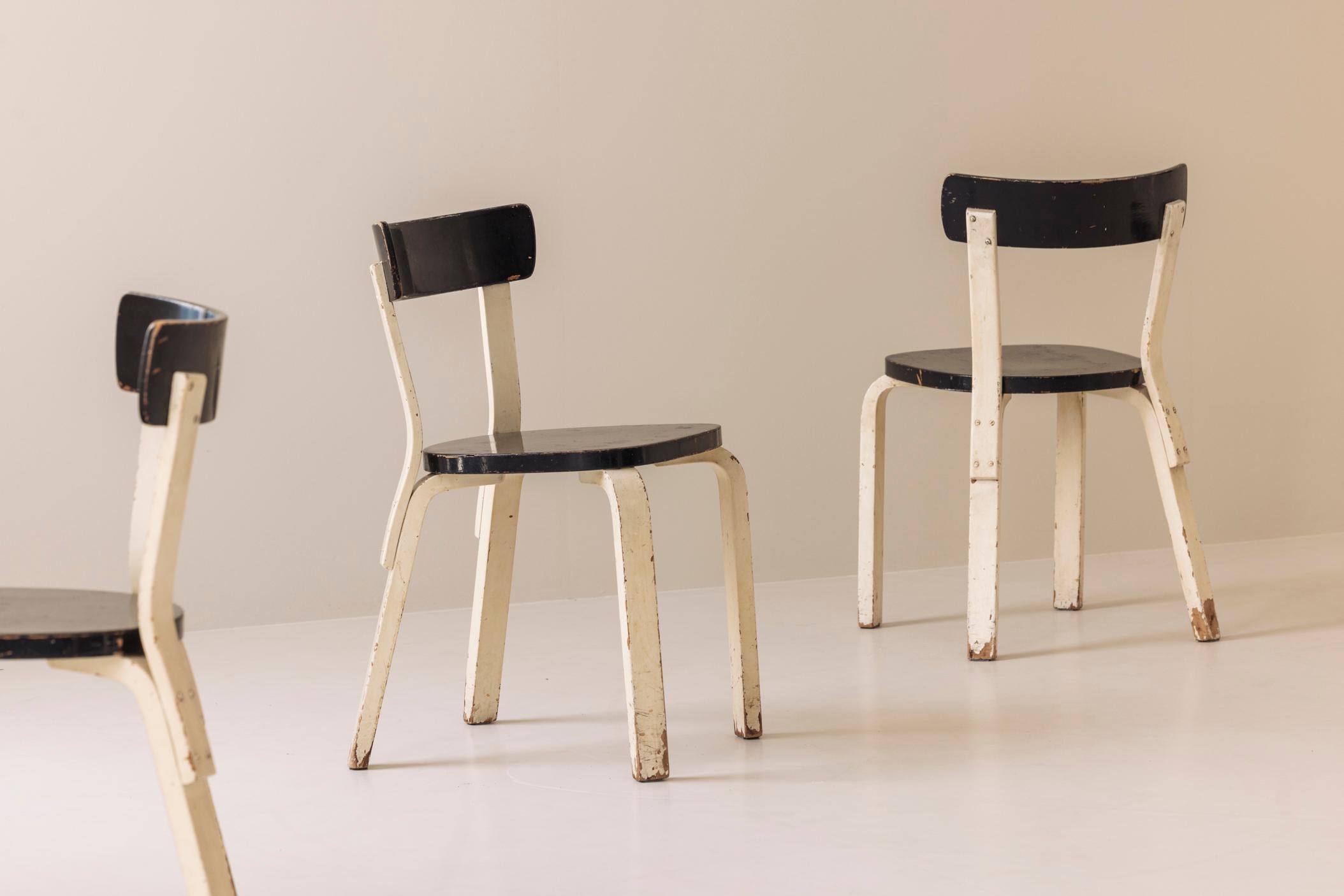Mid-Century Modern Rare ensemble de quatre chaises Model 69 de Alvar Aalto+Aalto, Finlande 1935. en vente