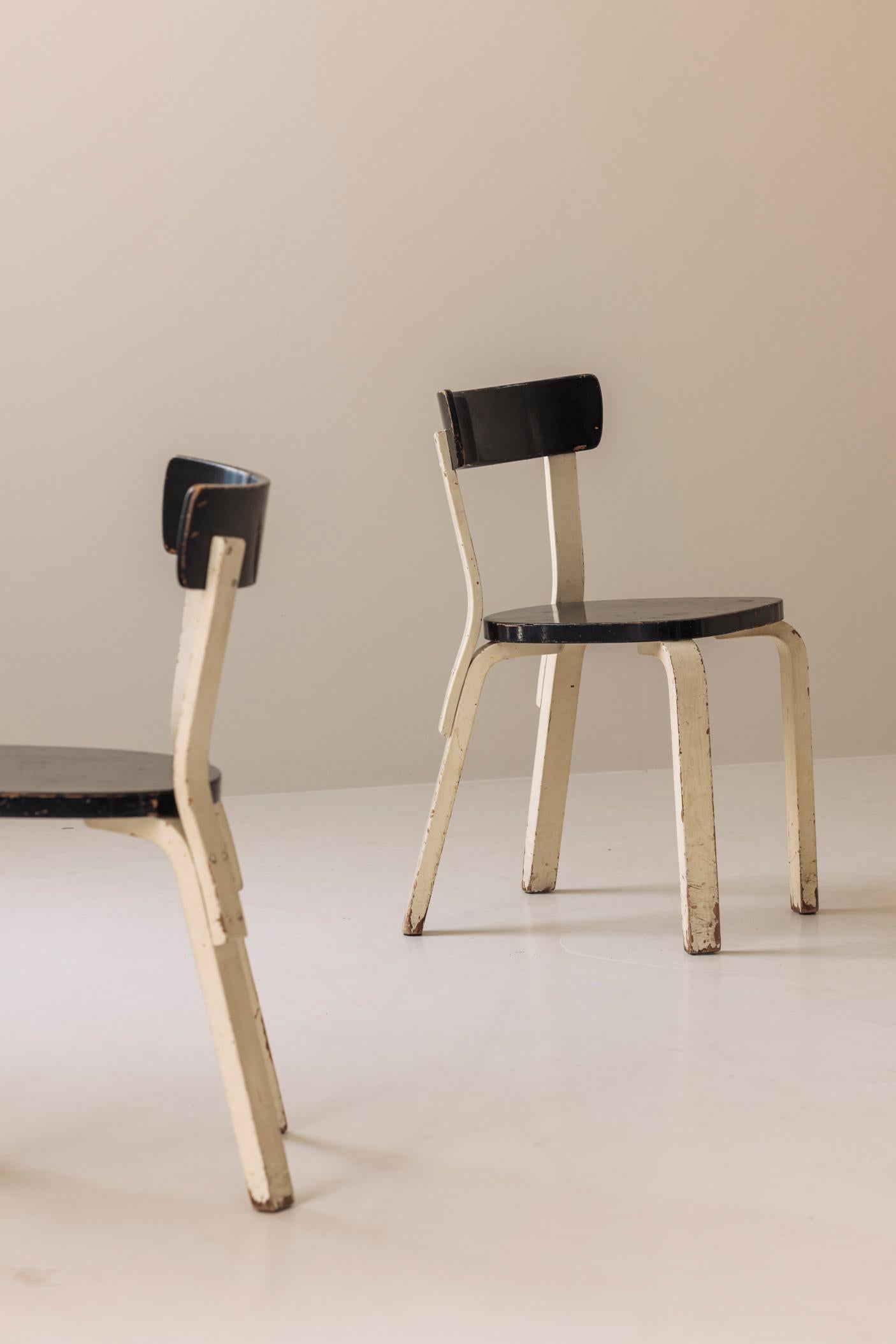 Finlandais Rare ensemble de quatre chaises Model 69 de Alvar Aalto+Aalto, Finlande 1935. en vente