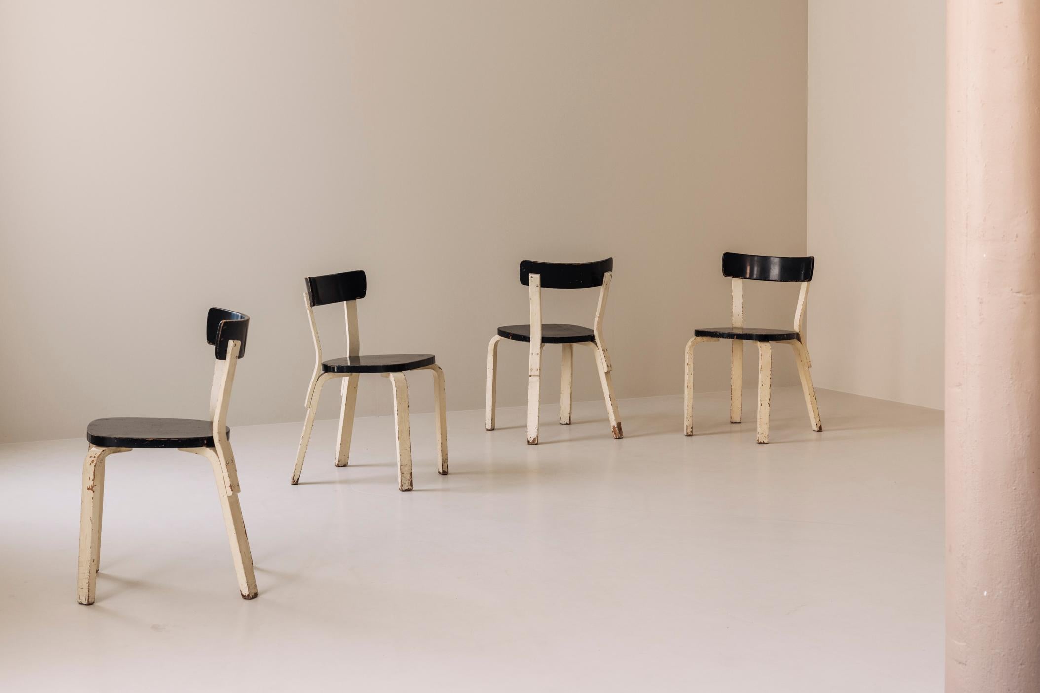 Rare ensemble de quatre chaises Model 69 de Alvar Aalto+Aalto, Finlande 1935. État moyen - En vente à Antwerp, BE