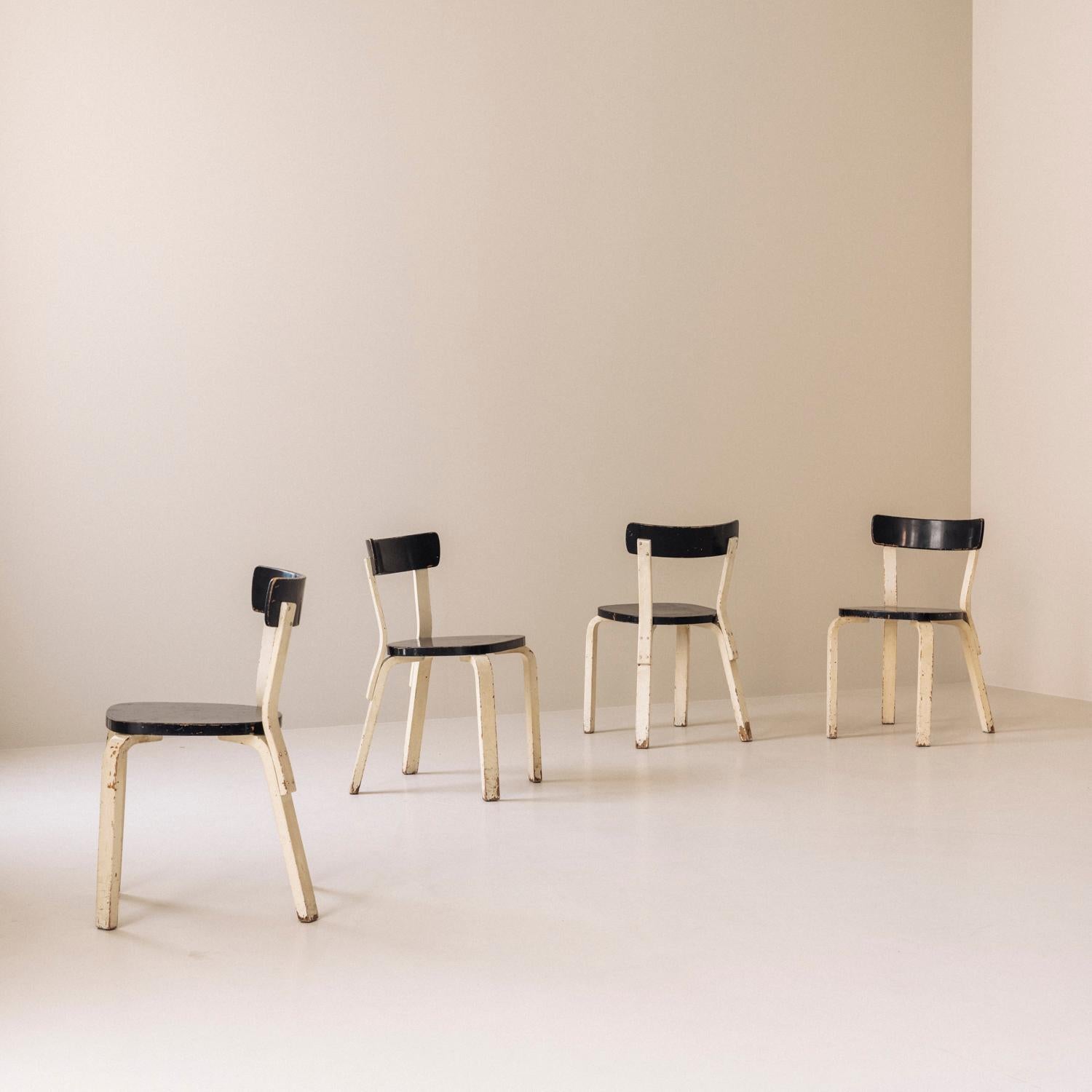 Milieu du XXe siècle Rare ensemble de quatre chaises Model 69 de Alvar Aalto+Aalto, Finlande 1935. en vente