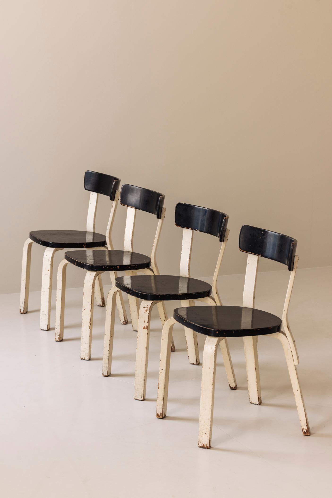 Rare ensemble de quatre chaises Model 69 de Alvar Aalto+Aalto, Finlande 1935. en vente 2